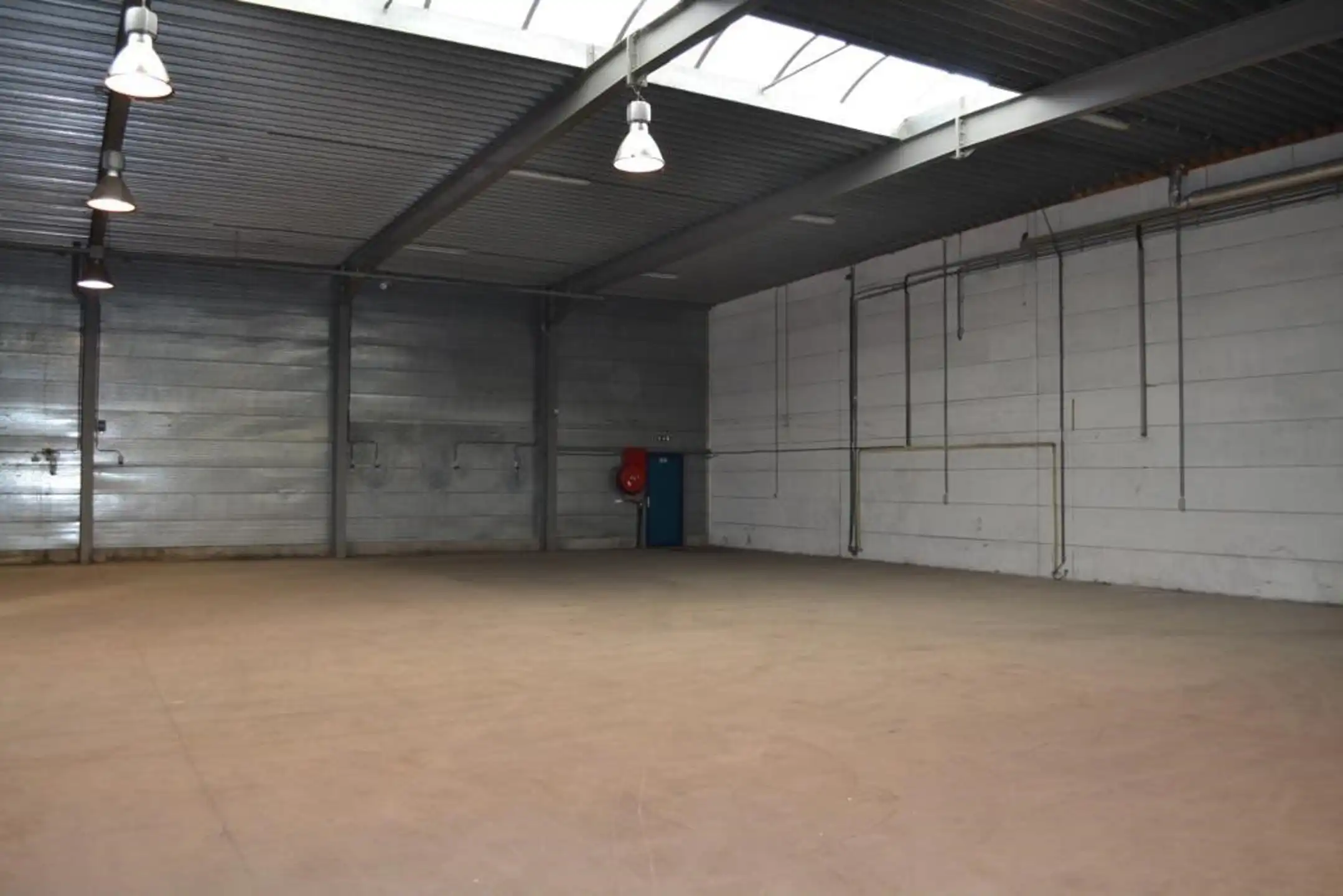 TE HUUR Magazijnruimte met kantoor in Verrebroek foto 5