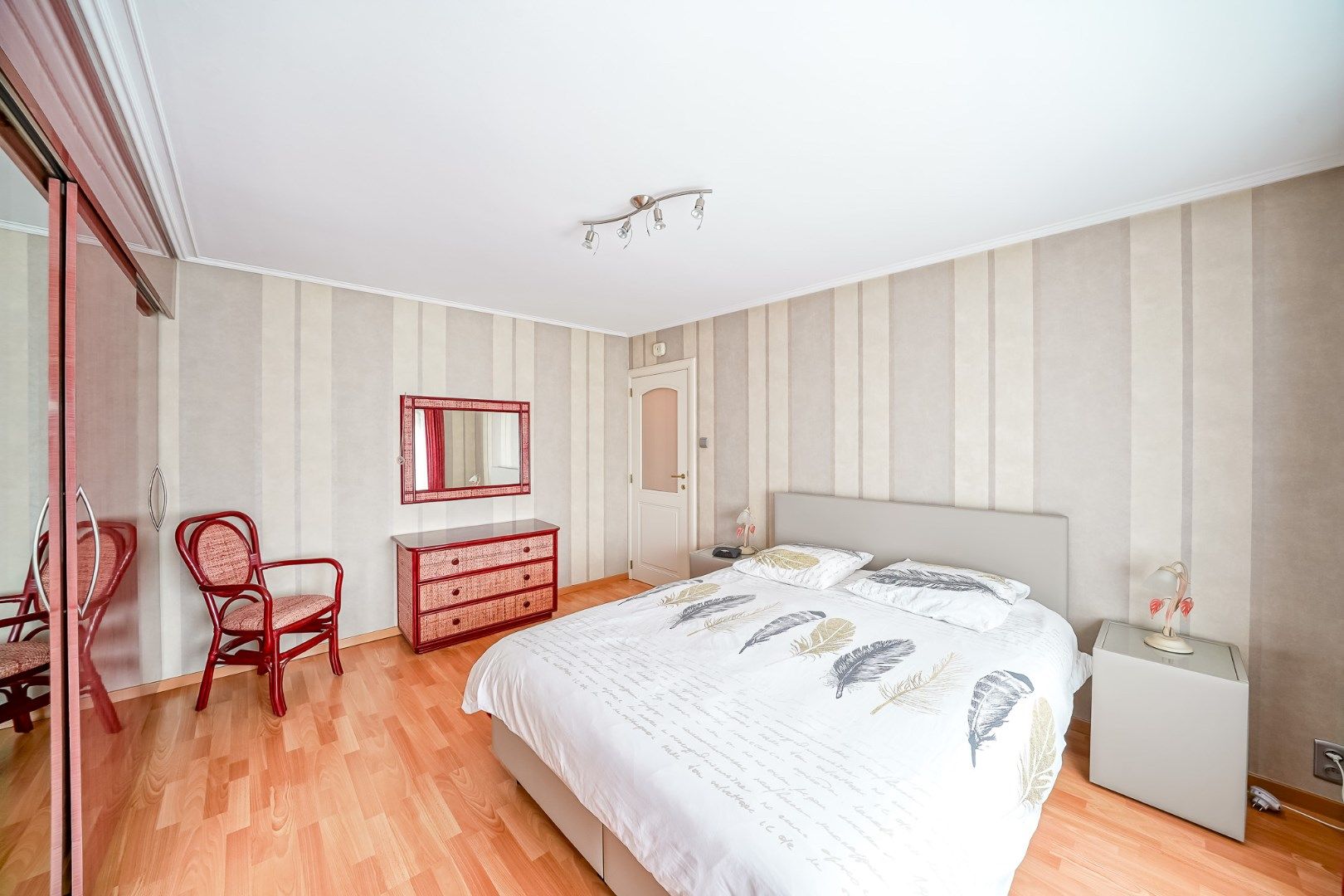 Instapklare, uitstekend onderhouden woning in hartje Oudenburg. foto 14