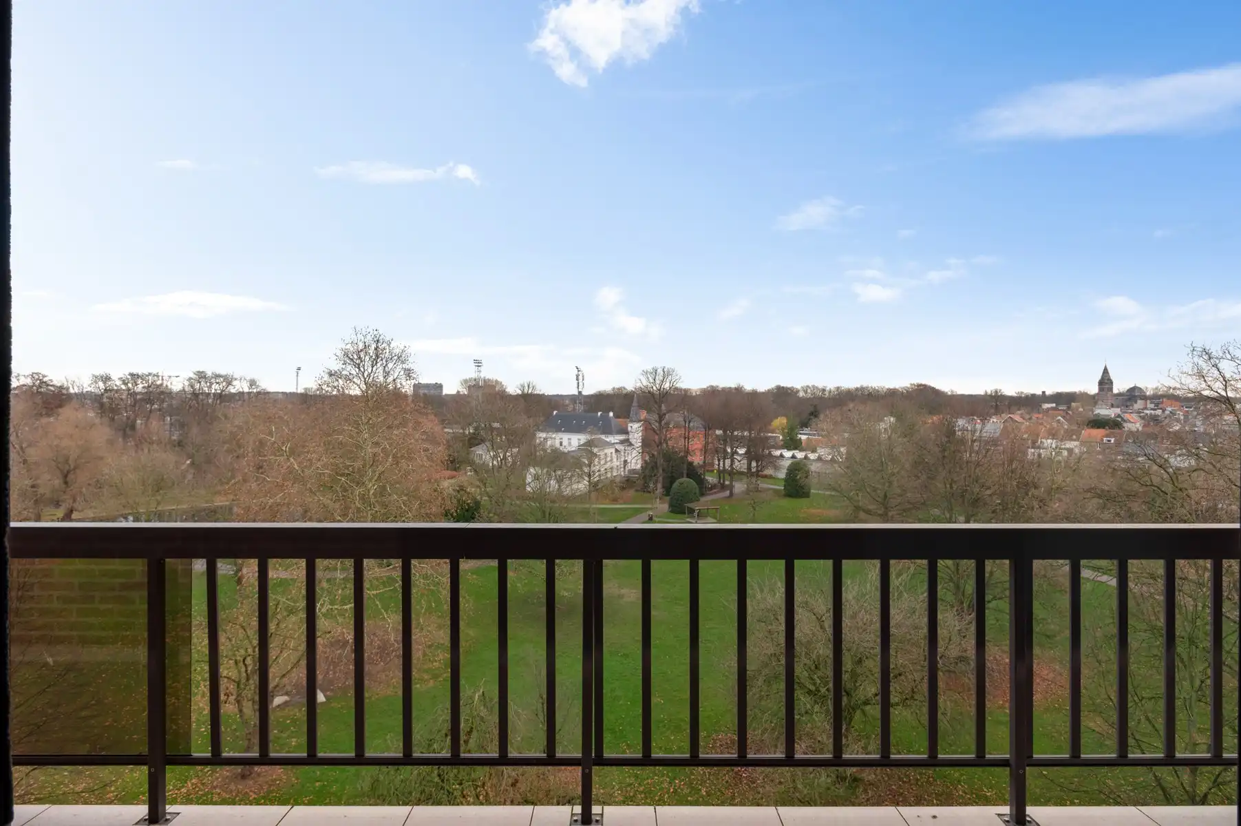Lichtrijk appartement met panoramisch parkzicht en terras foto 16