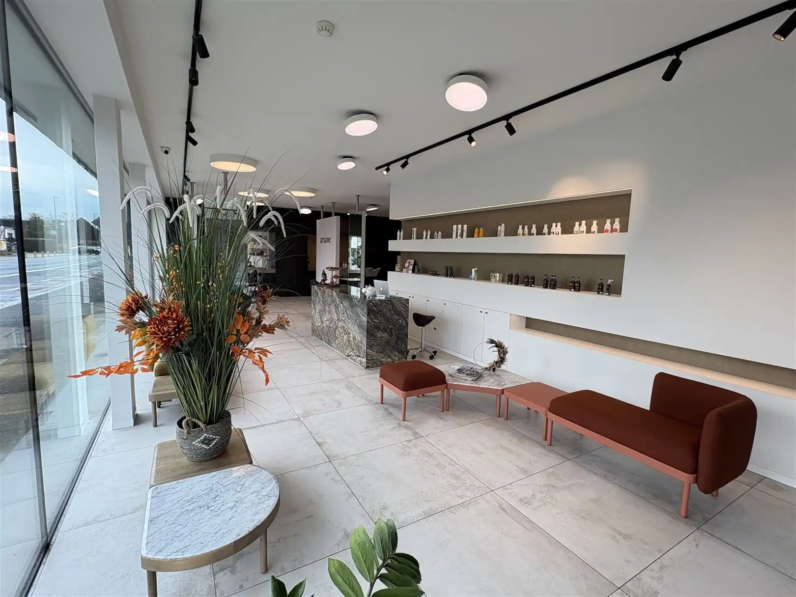 Lichtrijke & moderne handelsruimte op toplocatie in Kemzeke foto {{pictureIndex}}