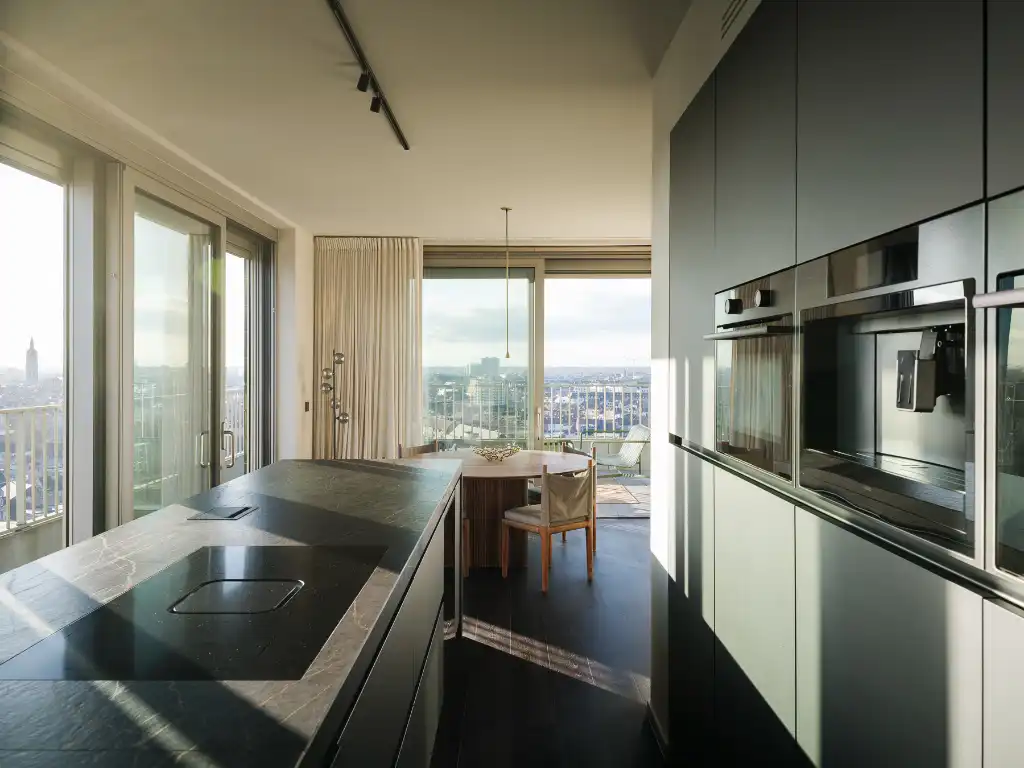 Luxe penthouse (bj. 2021) met twee kamers en een uitzonderlijk terras met panoramisch zicht over Gent en zijn torens. foto 2