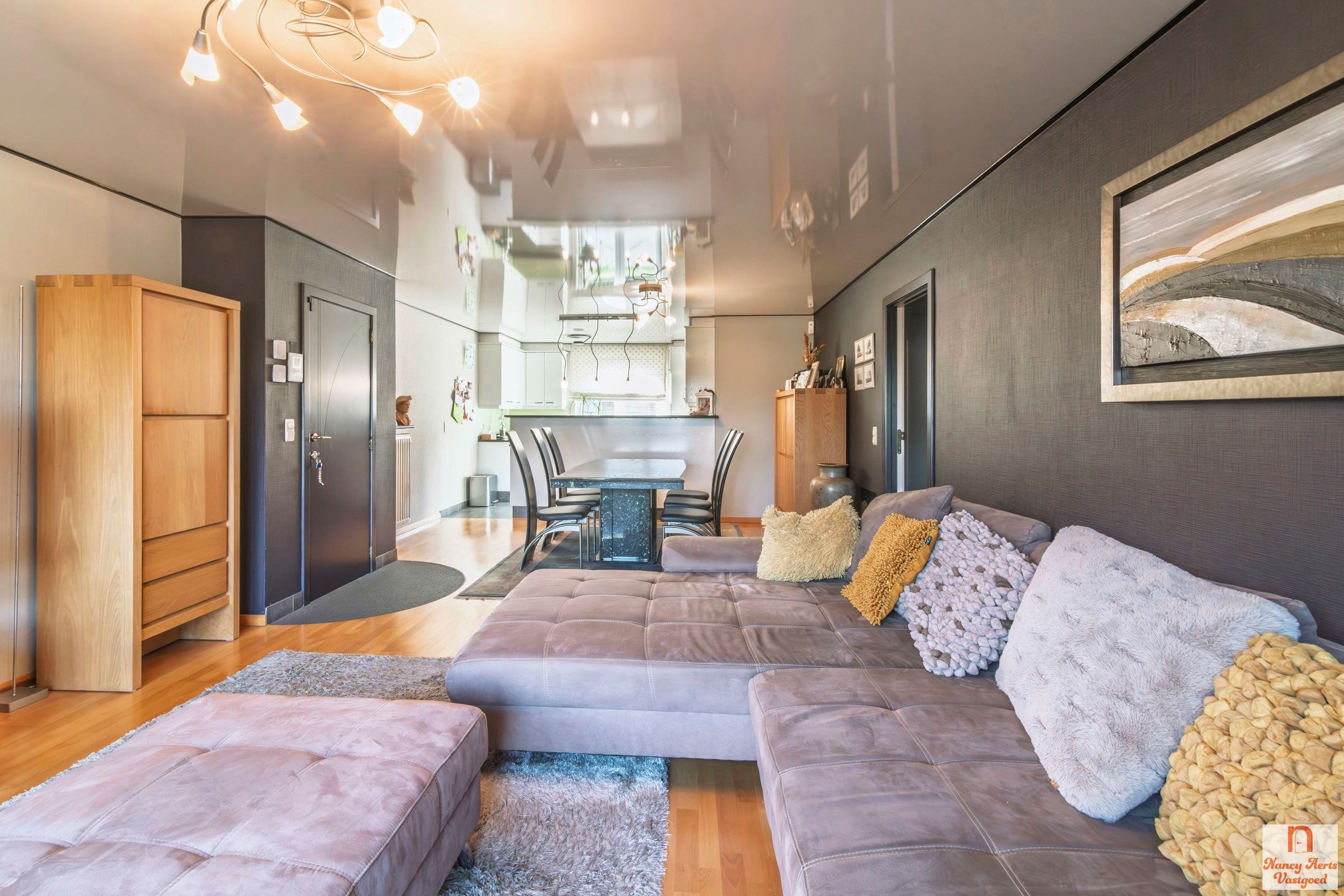 Ruim, stijlvol appartement met 3 slaapkamers foto 3