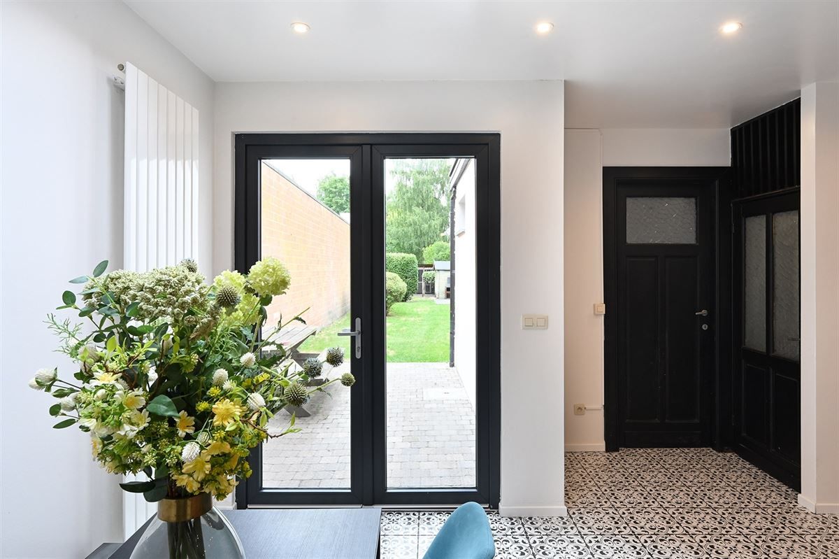 Gerenoveerde woning met leuke authentieke elementen foto 7