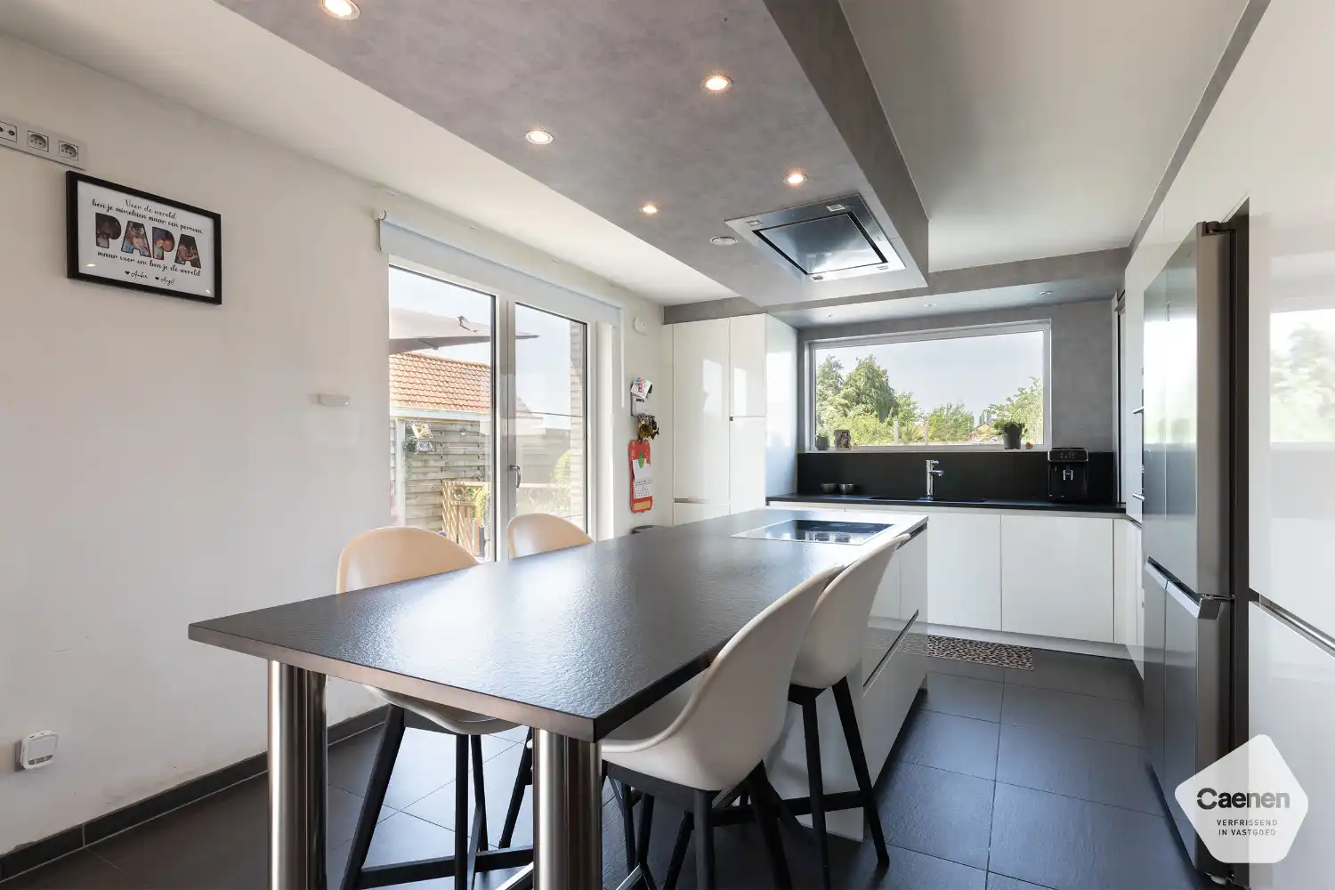 Moderne bungalow met 3 slaapkamers, aangelegde tuin en zwembad. foto 7