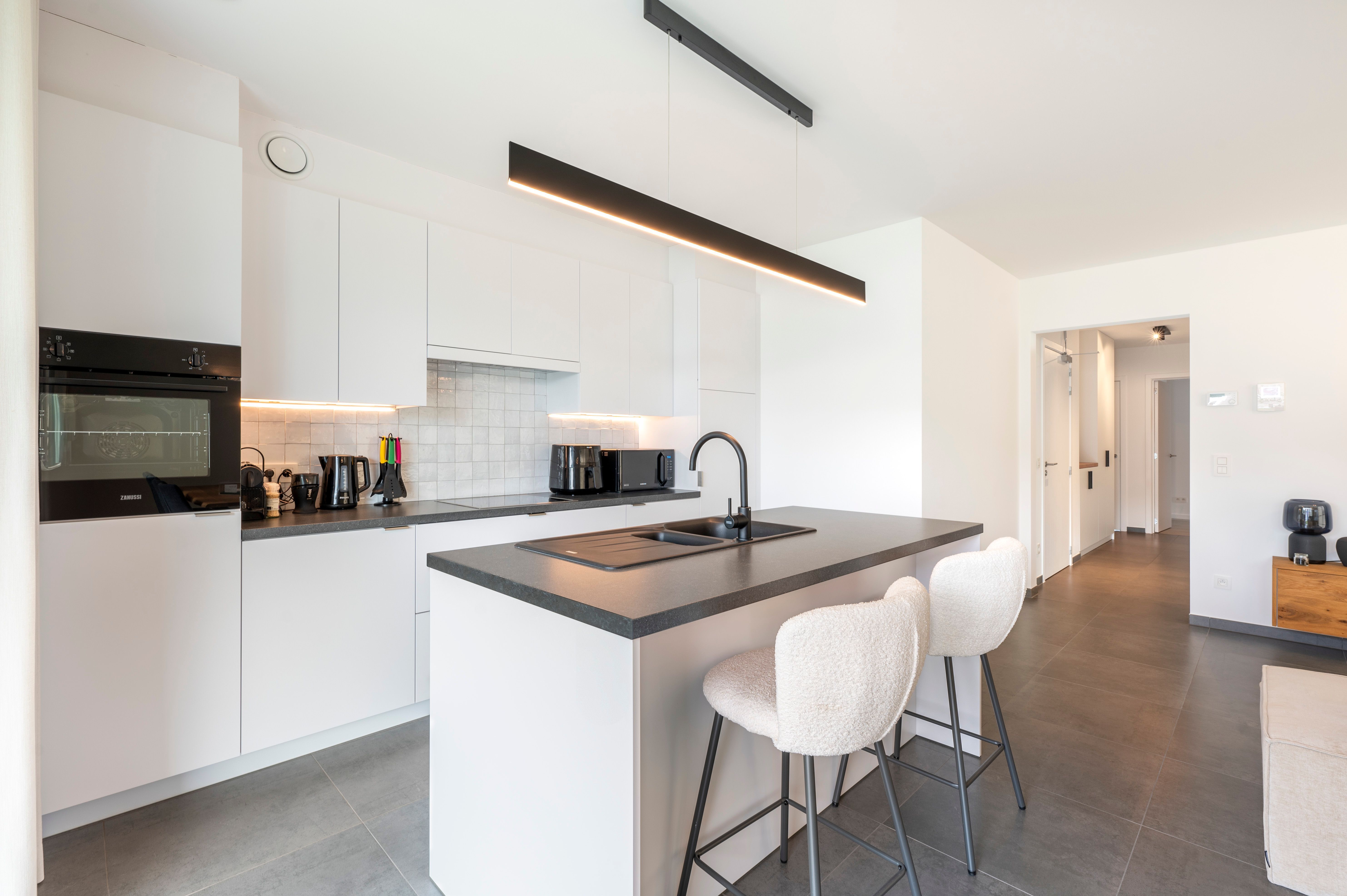 Instapklaar nieuwbouwappartement met 2 staanplaatsen en kelderberging in Brecht! foto 5