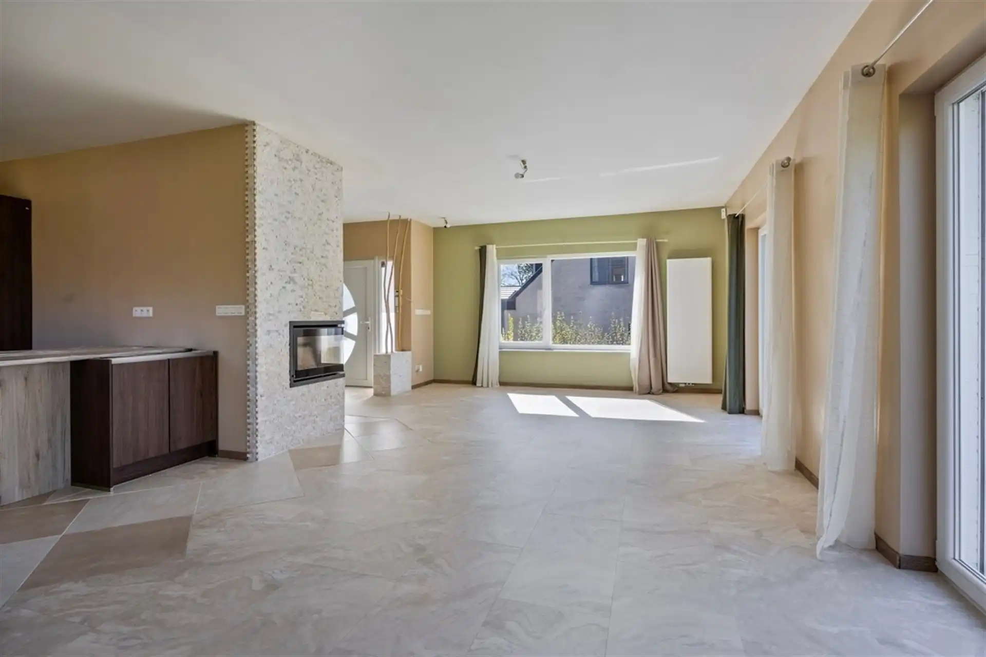 Ruime gerenoveerde villa met 4 slaapkmaers in residentiele wijk foto 4