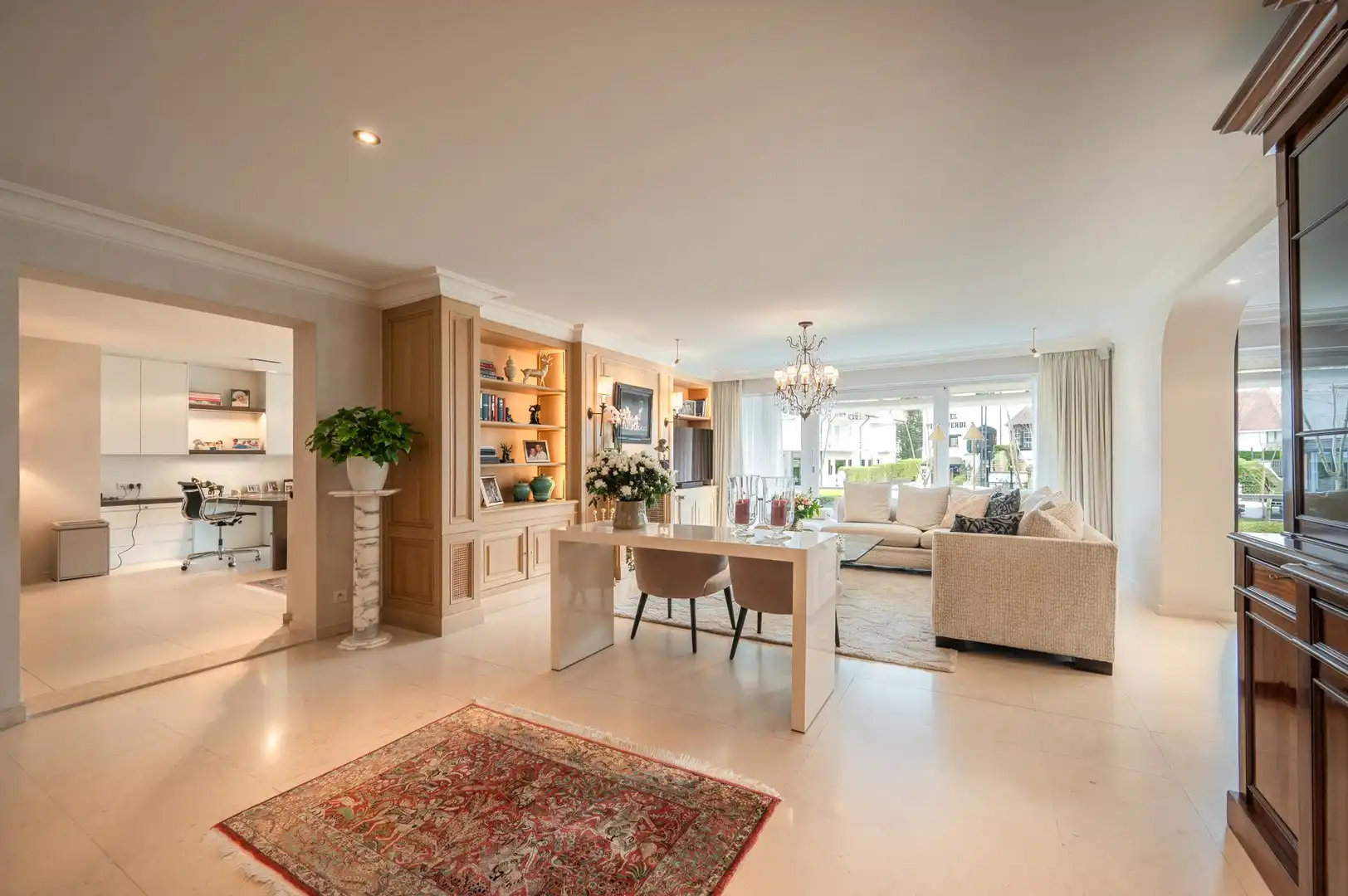 Uniek appartement van ongeveer 300 m2 met een prachtige privatieve tuin. foto 2