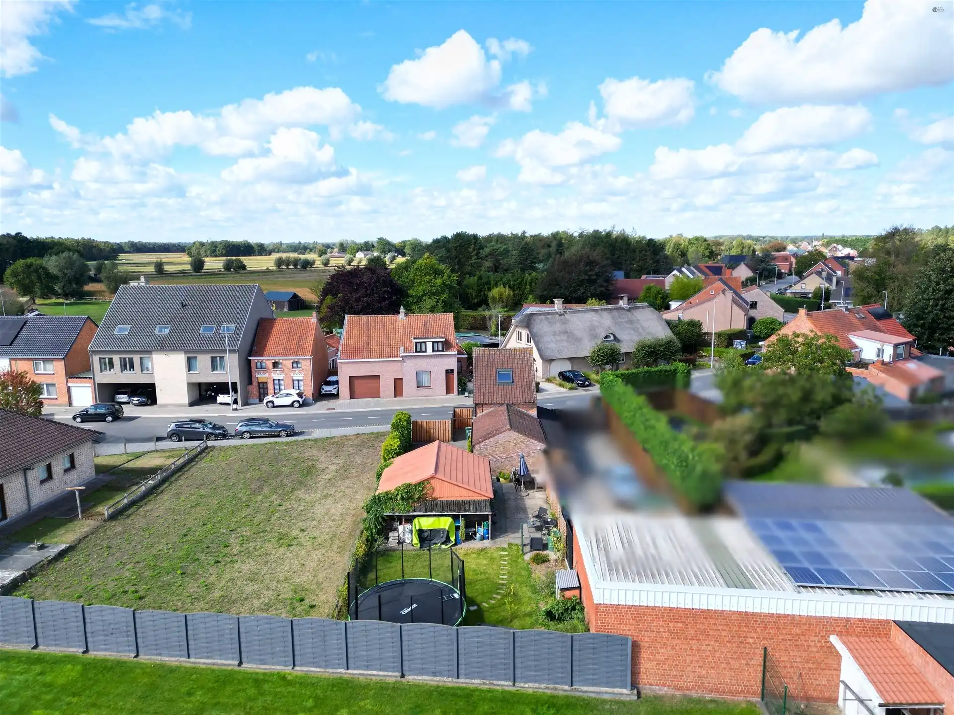 verzorgde woning met brede oprit en garage foto 4