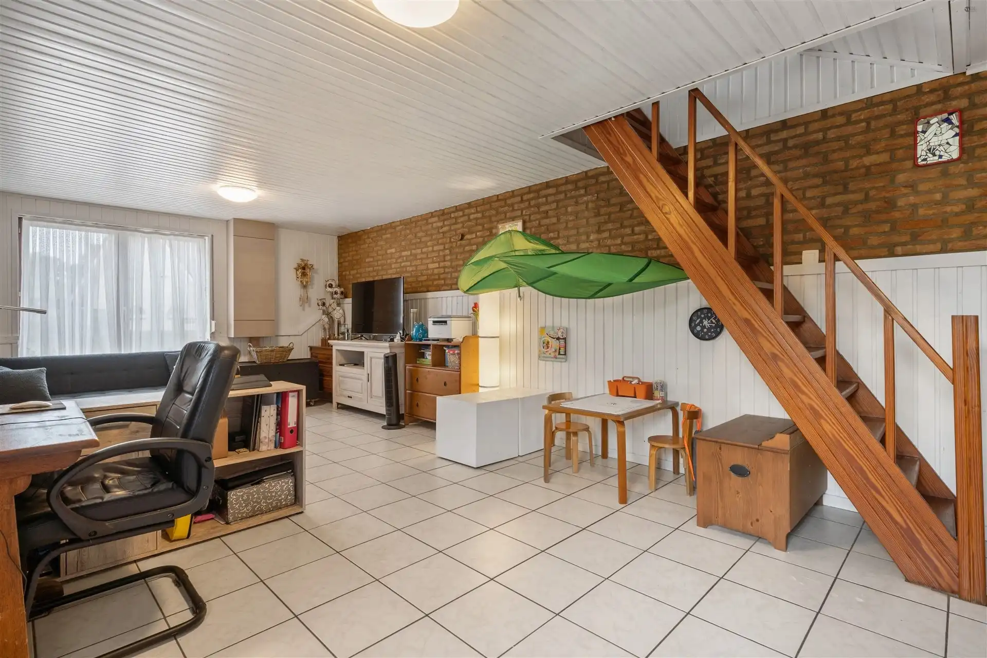 verzorgde woning met brede oprit en garage foto 4