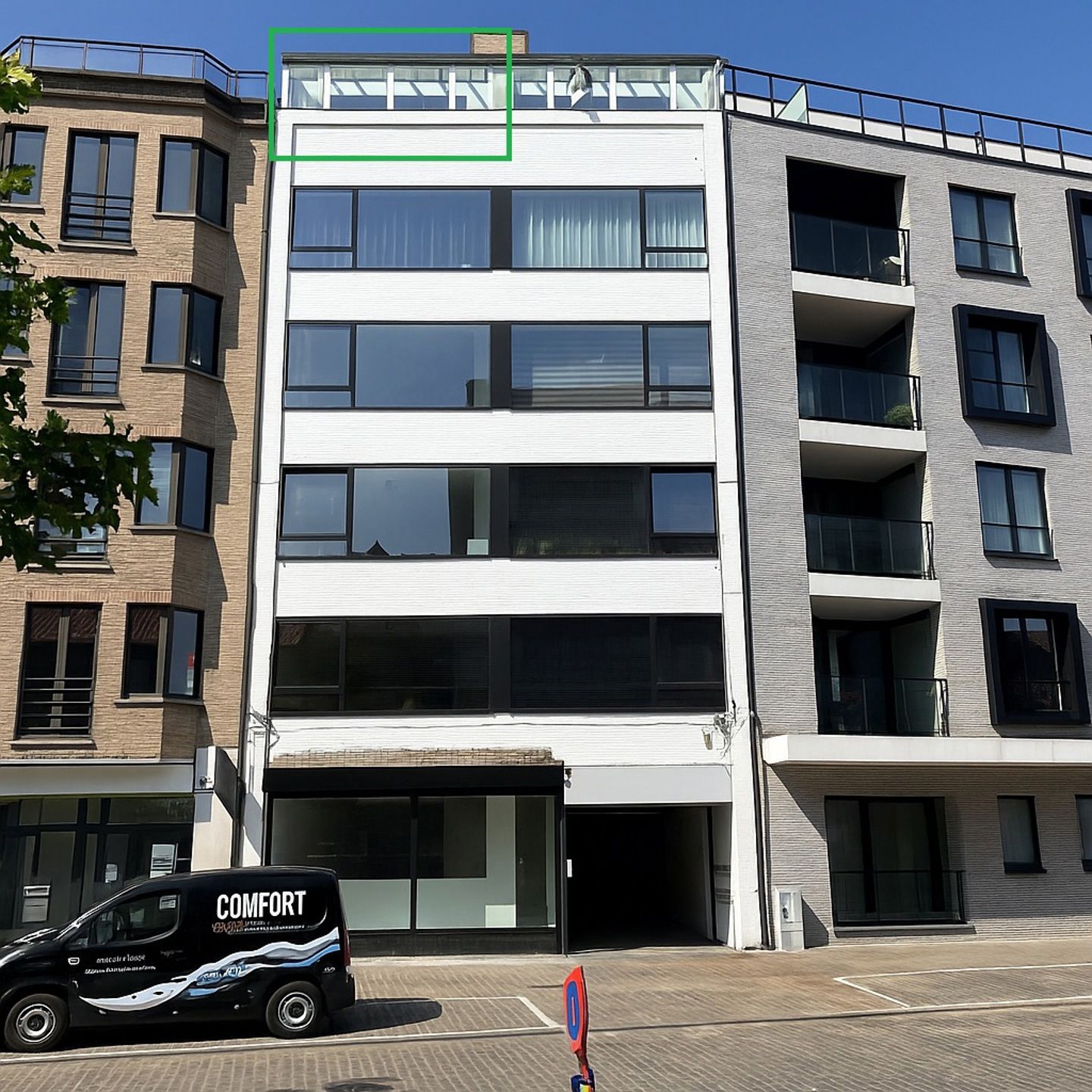 Volledig vernieuwd appartement met autostaanplaats in hartje Deinze foto {{pictureIndex}}