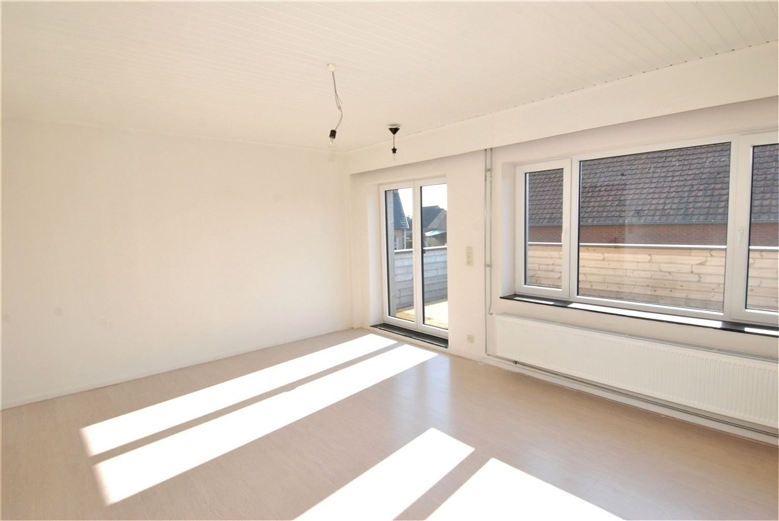 Gezellig appartement met 2 slaapkamers en ruim, zuid-gericht terras en garage, gelegen in het centrum van Kinrooi. foto {{pictureIndex}}