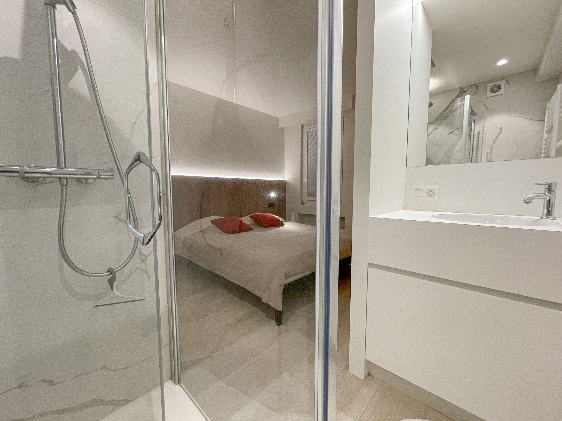 Recent tijdloos gerenoveerd appartement met zijdelings zeezicht. foto 22