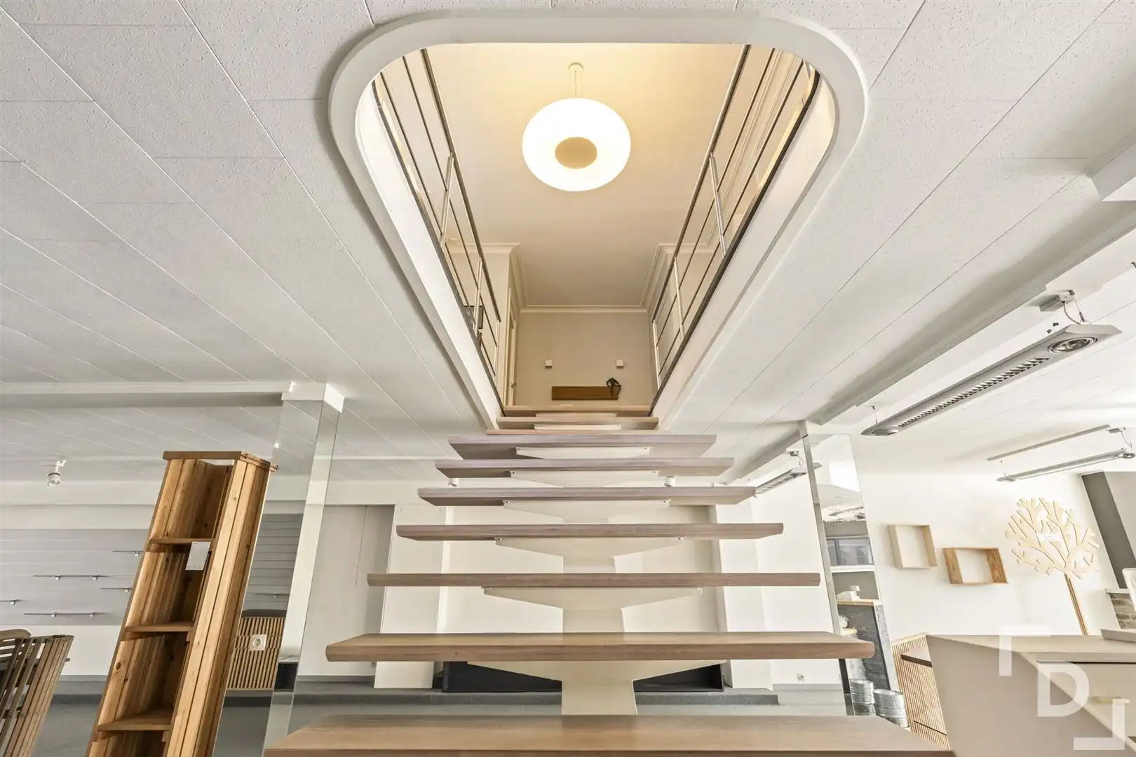 Ruime handelszaak met woonst & verhuurd appartement te koop in Poelkapelle. foto 7