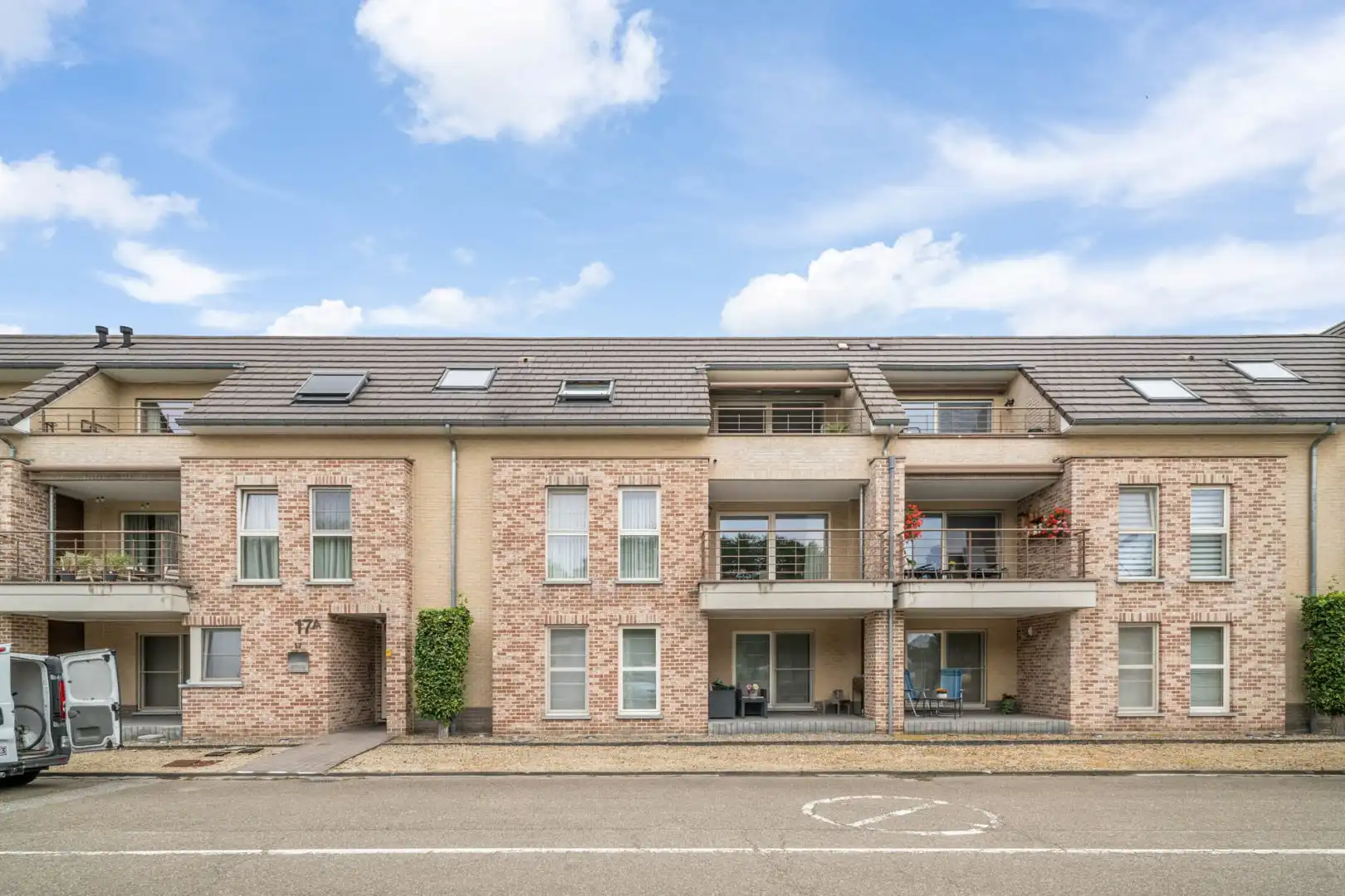 Stijlvol appartement voorzien van 2 slaapkamers, 2 terrassen en een autostandplaats op een rustige locatie in het centrum van Neeroeteren!  foto 3