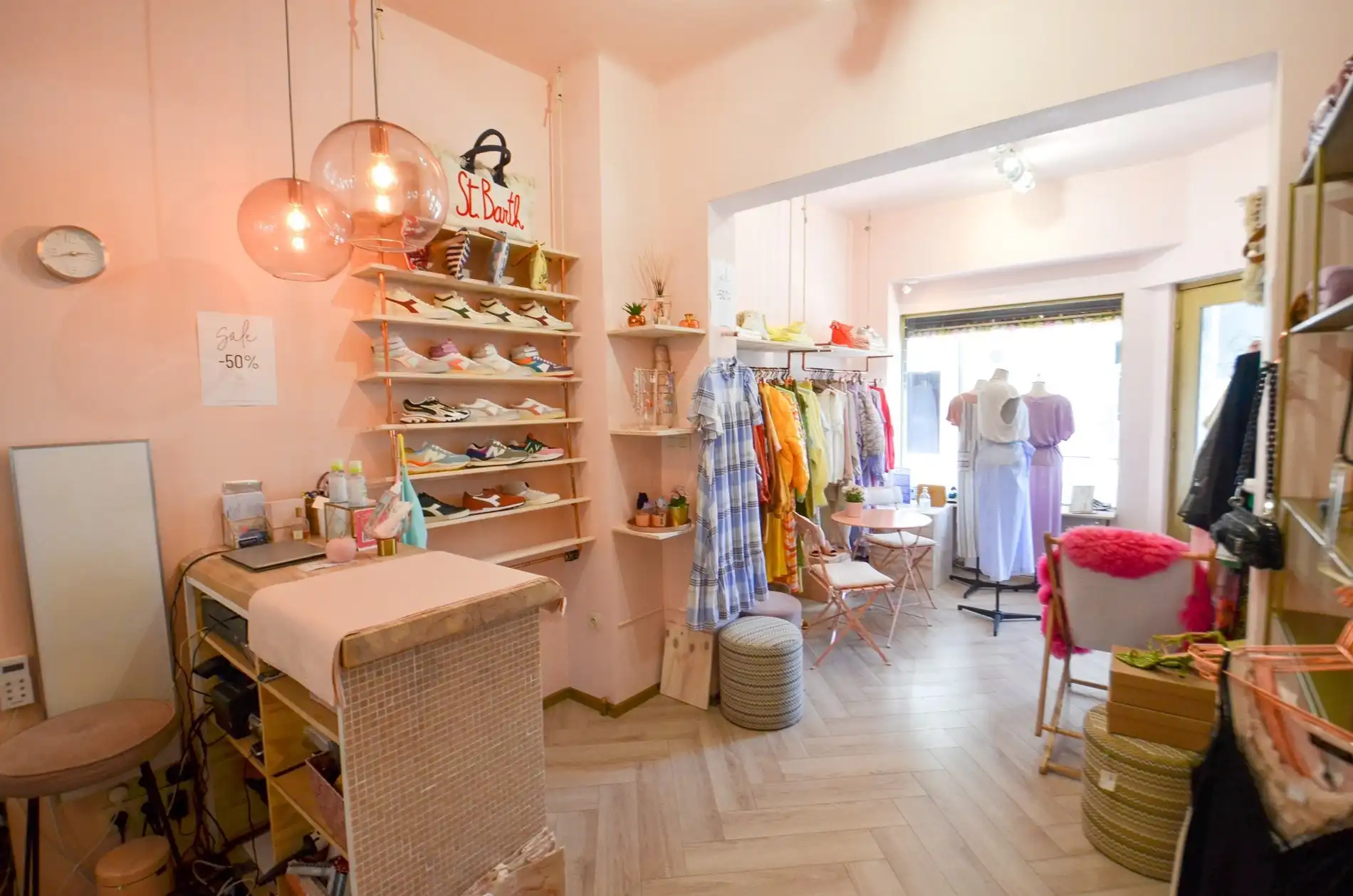 Centraal gelegen winkelruimte met uitstekende visibiliteit gelegen nabij het Driehoeksplein. foto 4