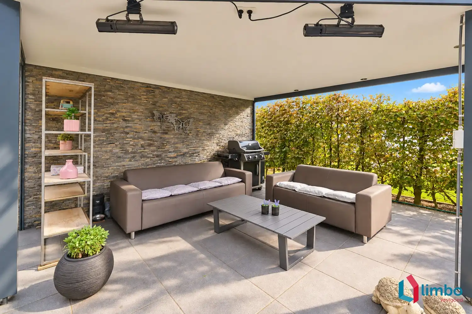Prachtige instapklare villa met heerlijke leefruimtes voorzien van alle comfort, 4 slaapkamers, 3 badkamers, een perfect aangelegde tuin in alle privacy foto 19