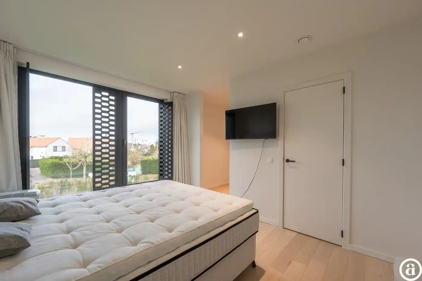 Alleenstaande moderne villa gelegen in een rustige residentiële omgeving te Knokke.  foto 13