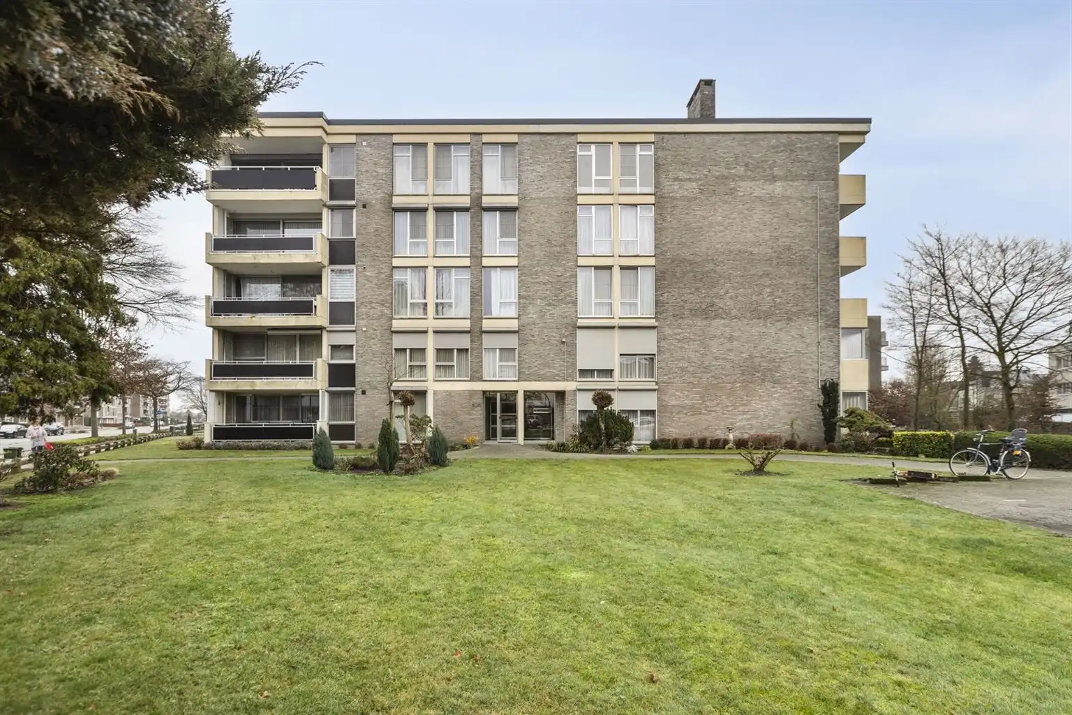 Ruim gelijkvloers 2-slaapkamer appartement met overdekt terras, ondergrondse autostaanplaats en aparte berging, gelegen vlakbij het centrum van Maaseik. foto 30