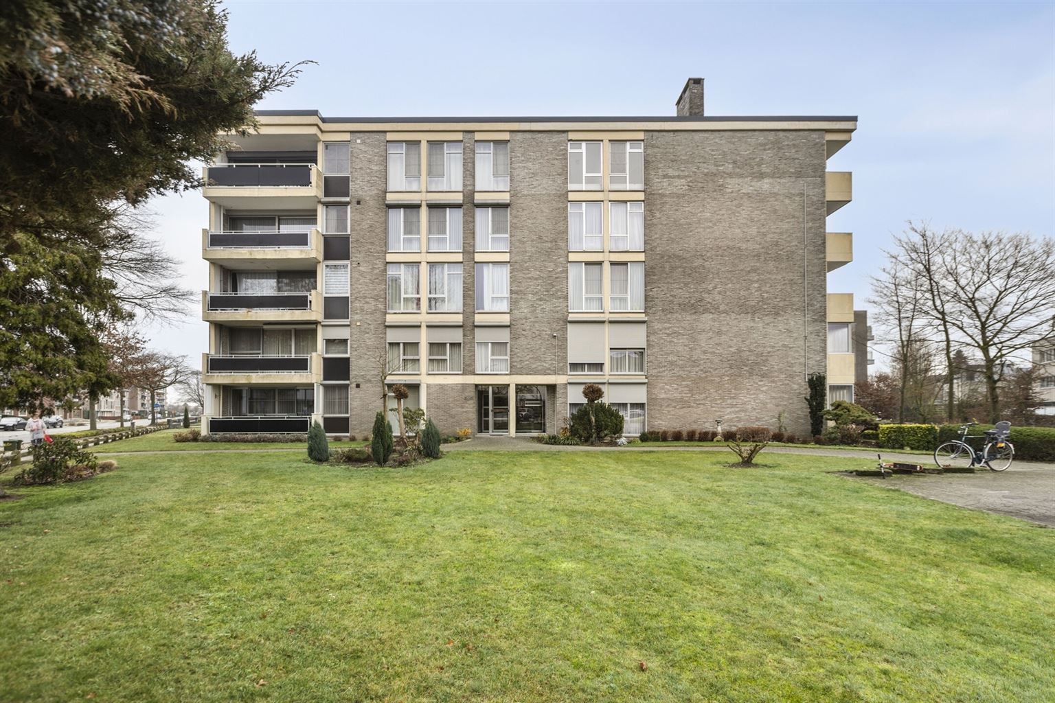 Ruim gelijkvloers 2-slaapkamer appartement met overdekt terras, ondergrondse autostaanplaats en aparte berging, gelegen vlakbij het centrum van Maaseik. foto 30