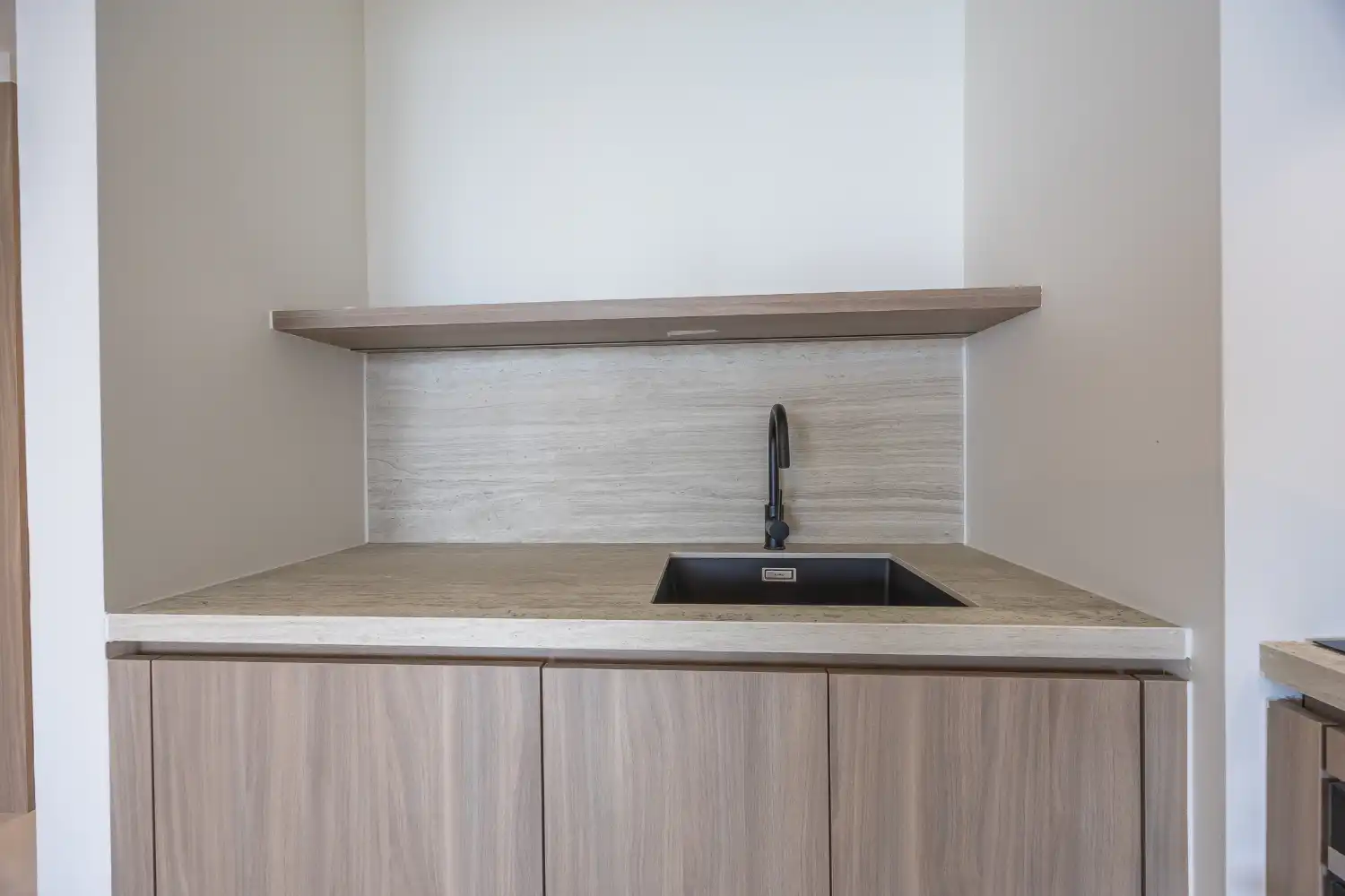 Gerenoveerd 2-slaapkamerappartement met frontaal zeezicht foto 9