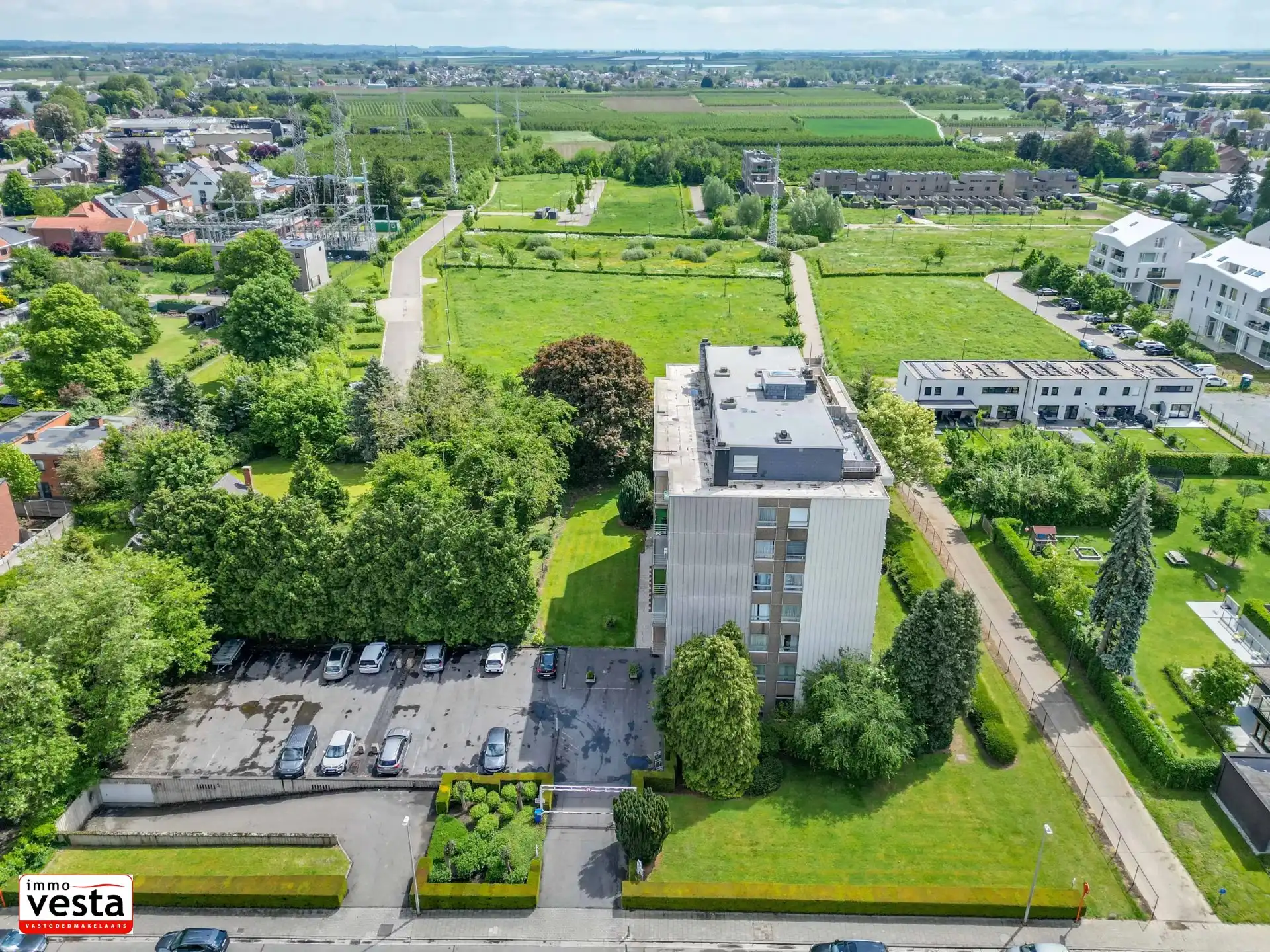 Zeer ruim gelijkvloers appartement foto 3