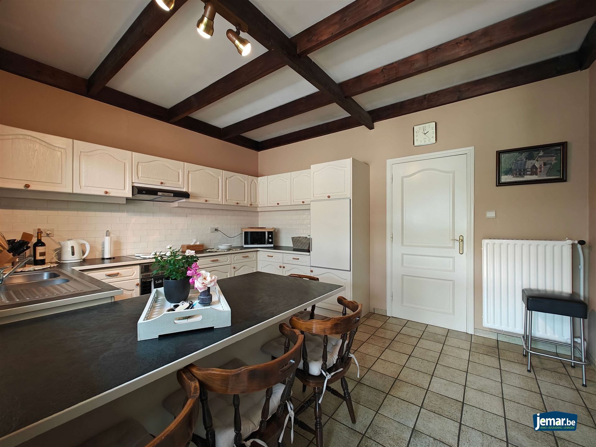 Half- open woning met 4 slaapkamers en apart garage foto 12