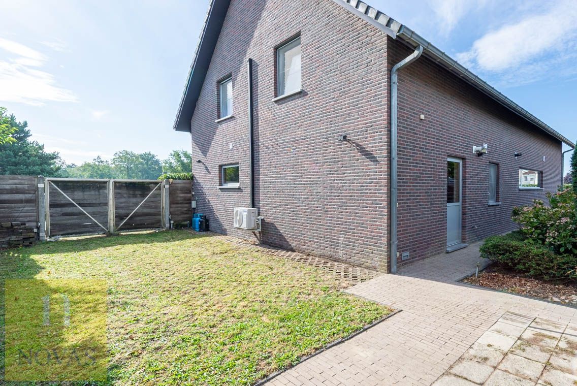 Ruime instapklare woning met 4 tot 5 slaapkamers, zonnepanelen, airco, inpandige garage en buitenstaanplaatsen foto 39
