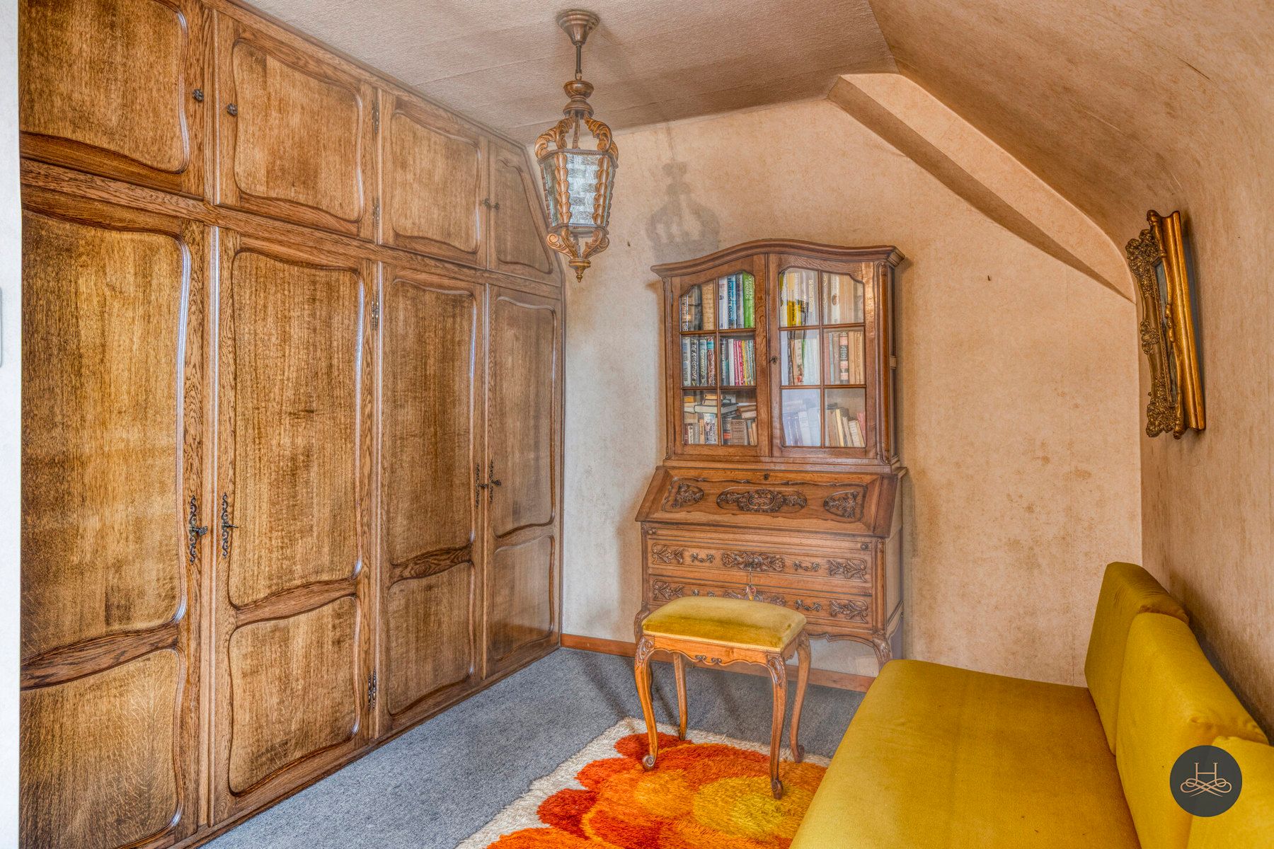 Karaktervolle, te renoveren woning, tuin en grote garage foto 17