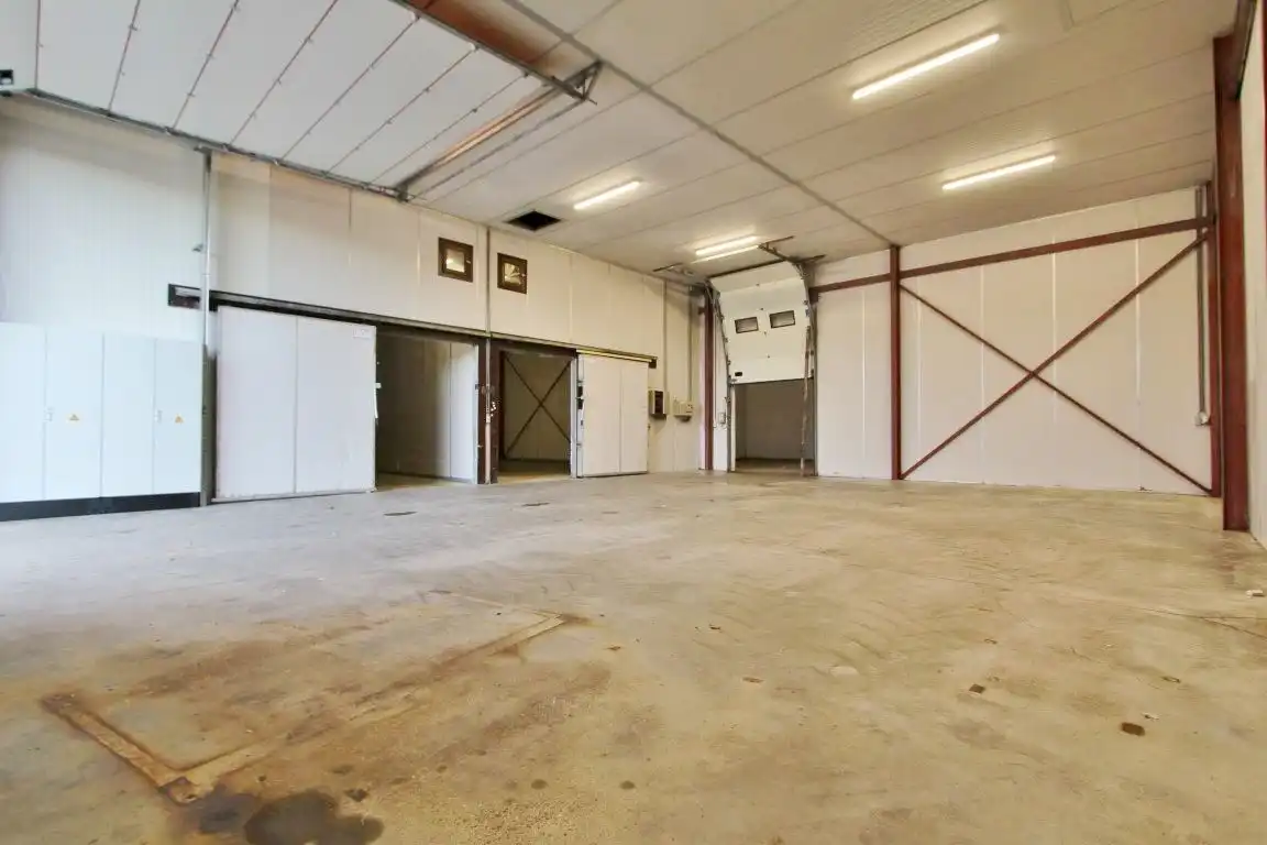 Ruime stockageruimte met frigoloodsen foto 6