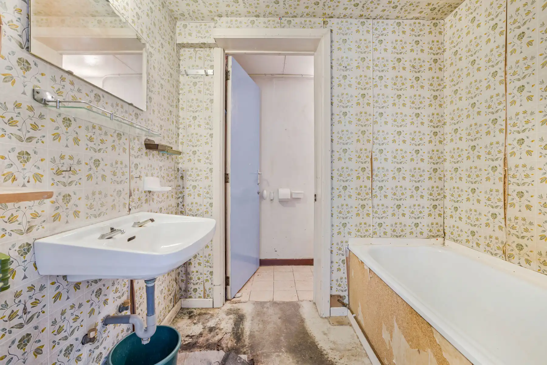 Te renoveren woning met veel mogelijkheden en garage foto 8