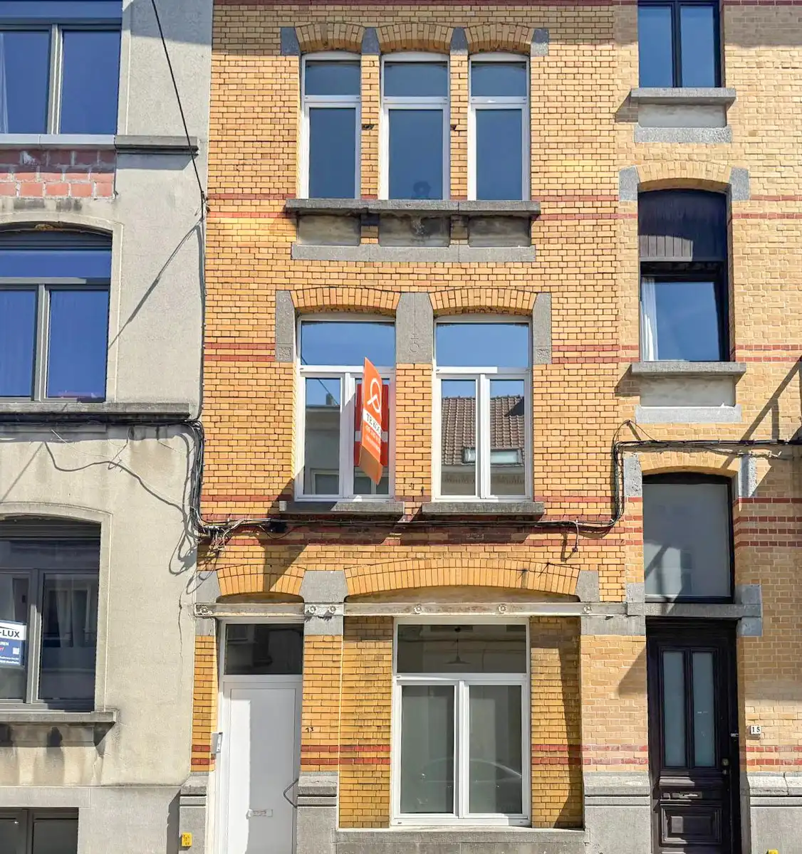 Praktische rijwoning met 3 ruime slaapkamers op zeer gunstige ligging! foto 2