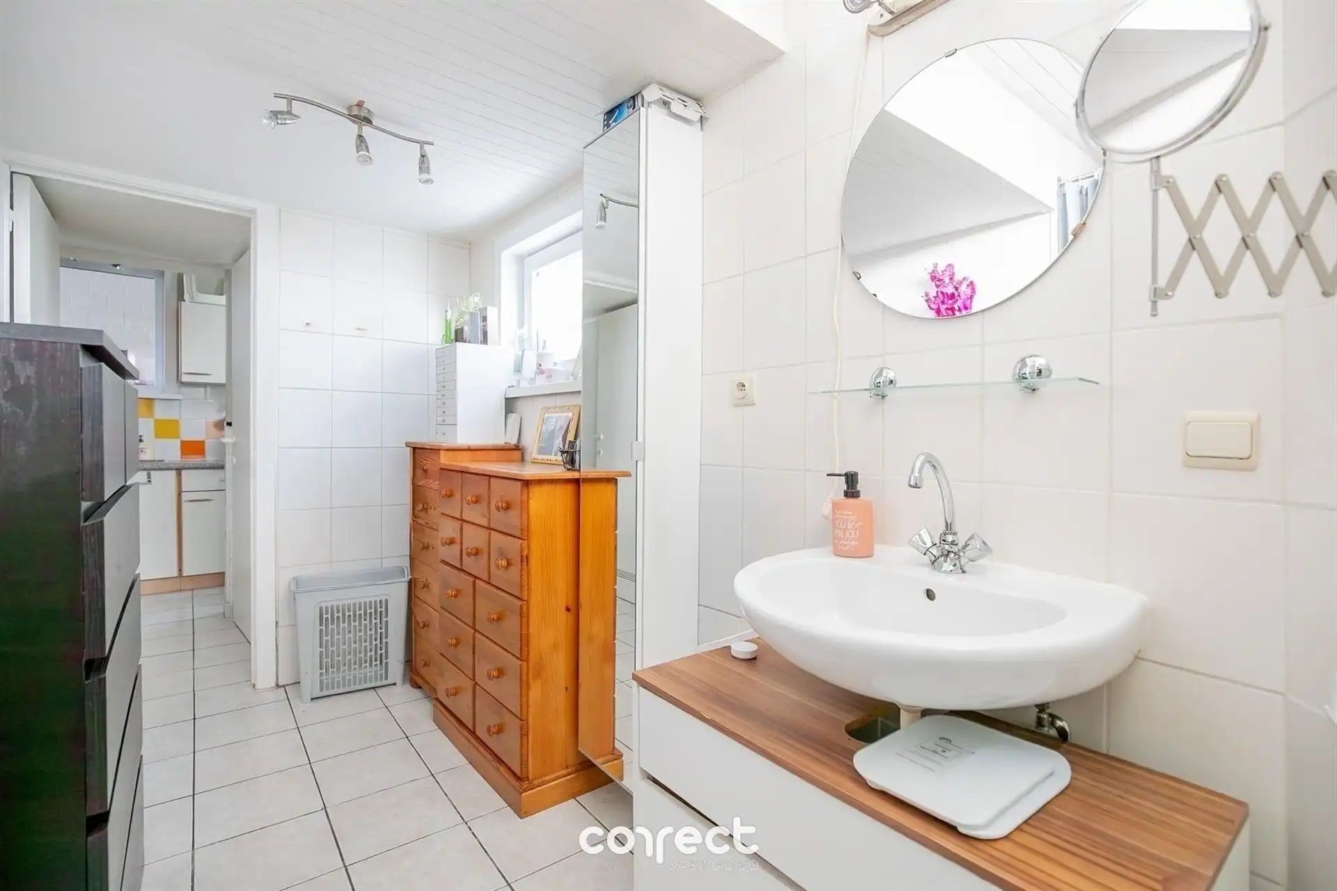 Halfopen bebouwing met ruime oprit, garage, carport en 3 volwaardige slaapkamers. foto 12