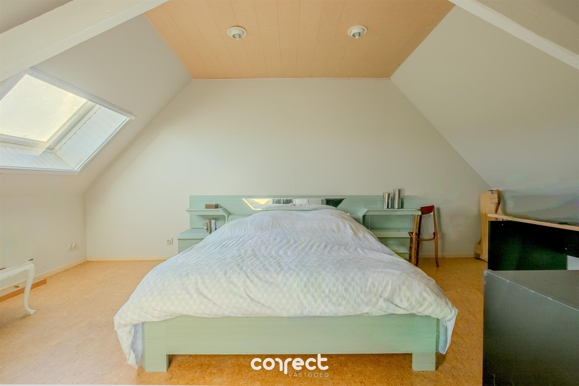 Halfopen bebouwing met ruime oprit, garage, carport en 3 volwaardige slaapkamers. foto 12