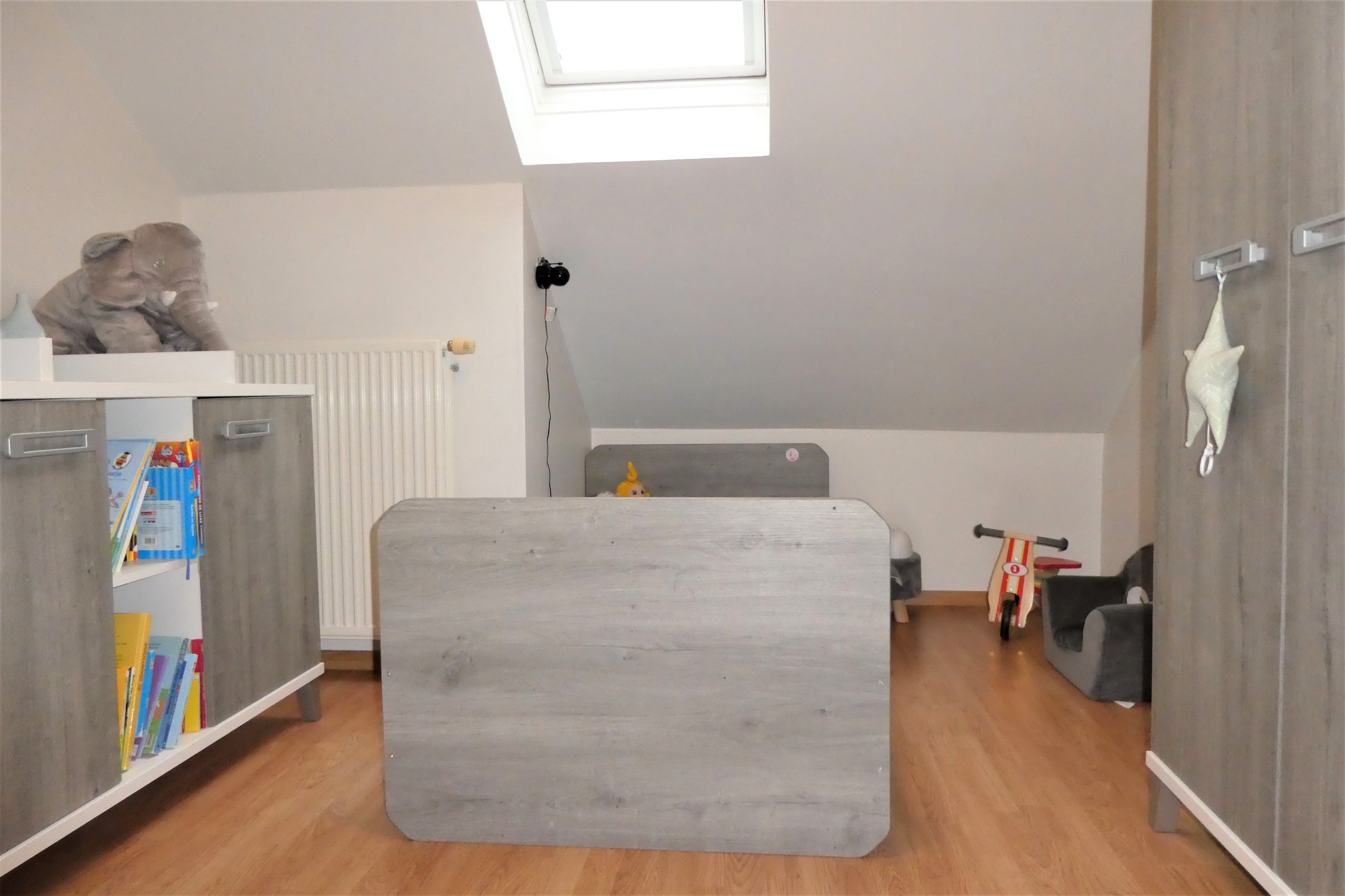 Prachtige koppelwoning met zonnig terras van 16m² en 2 autostaanplaatsen. Veel lichtinval door de grote ramen. foto 16