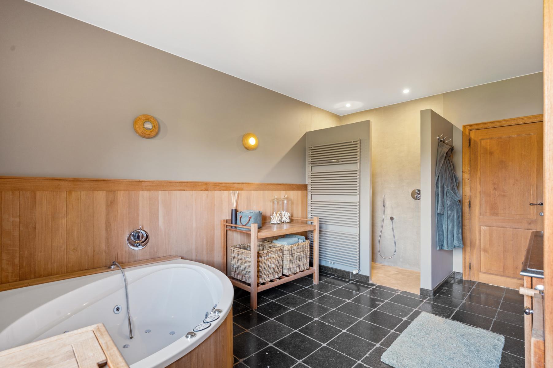 Prachtige instapklare villa met zwembad en poolhouse. foto 17