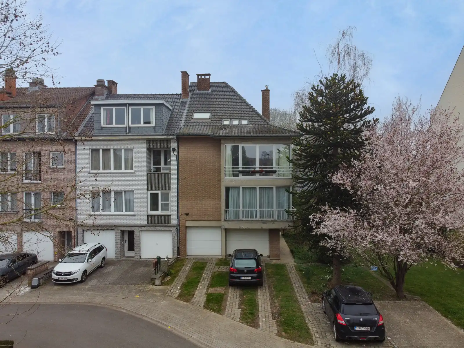 Opbrengsteigendom met 4 wooneenheden en 2 garages foto 2