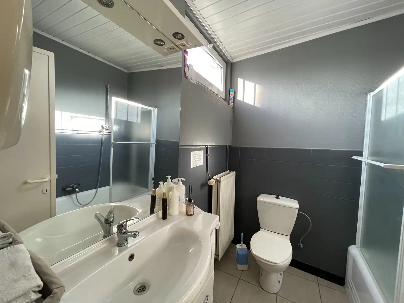 Handelsgelijkvloers met koer en bovengelegen appartement foto 17