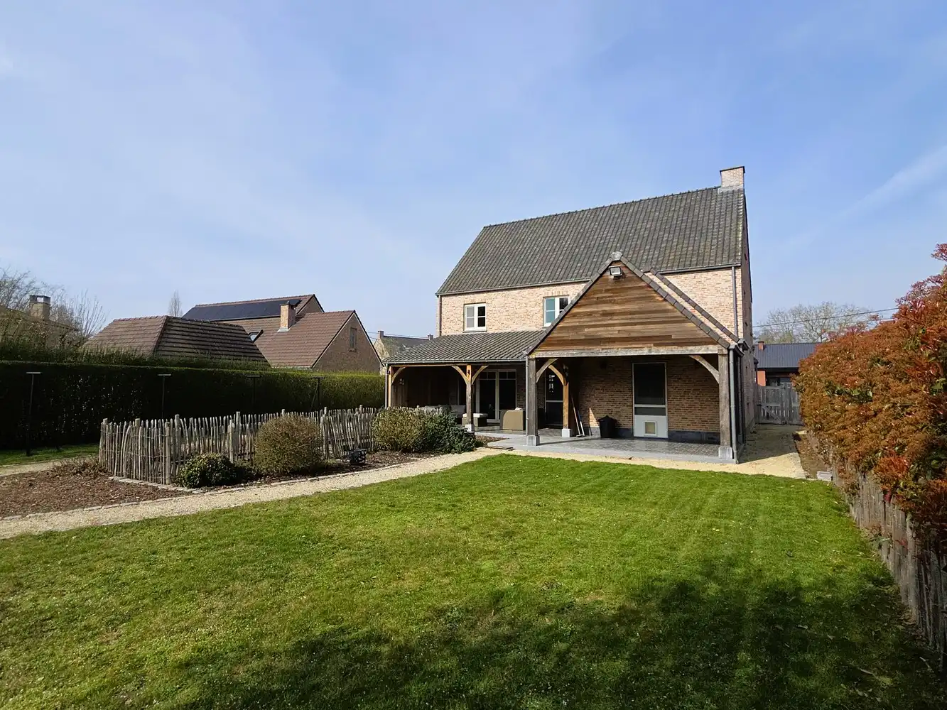 Prachtige villa woning, 5 slaapkamers, 2 badkamers in een zeer rustige straat gelegen foto 3