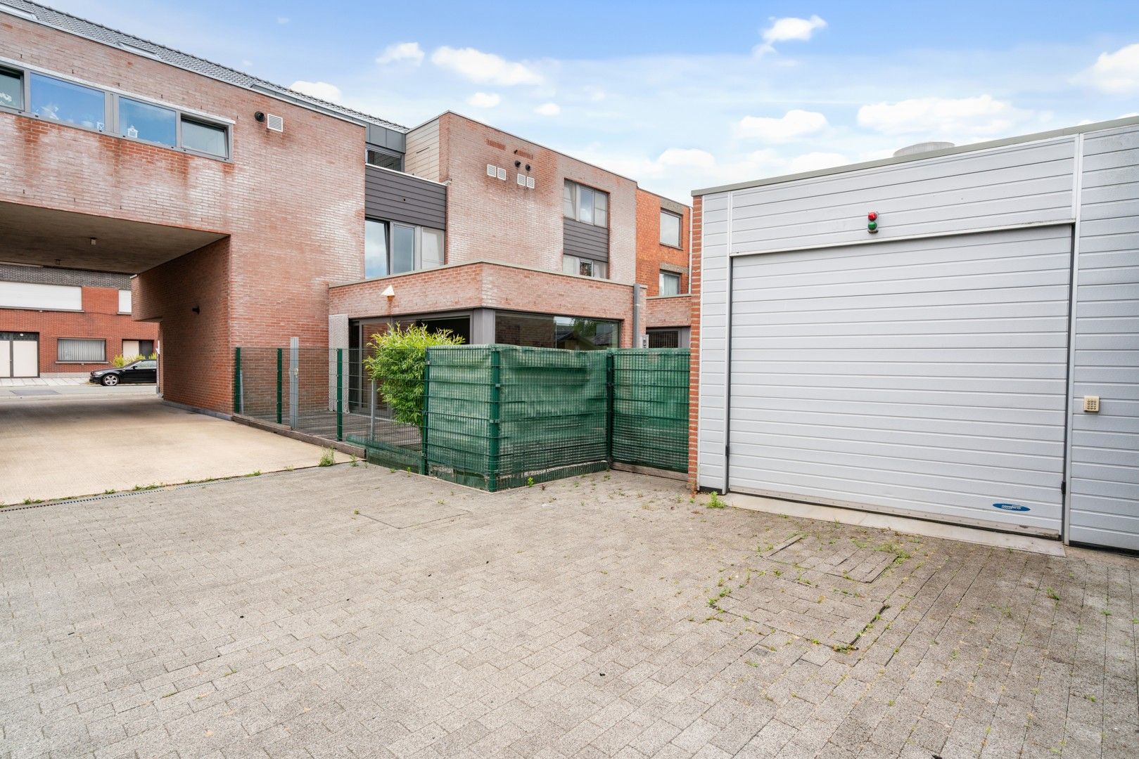 Gelijkvloers 2 slaapkamer appartement met tuin en parkeerplaats. foto 3