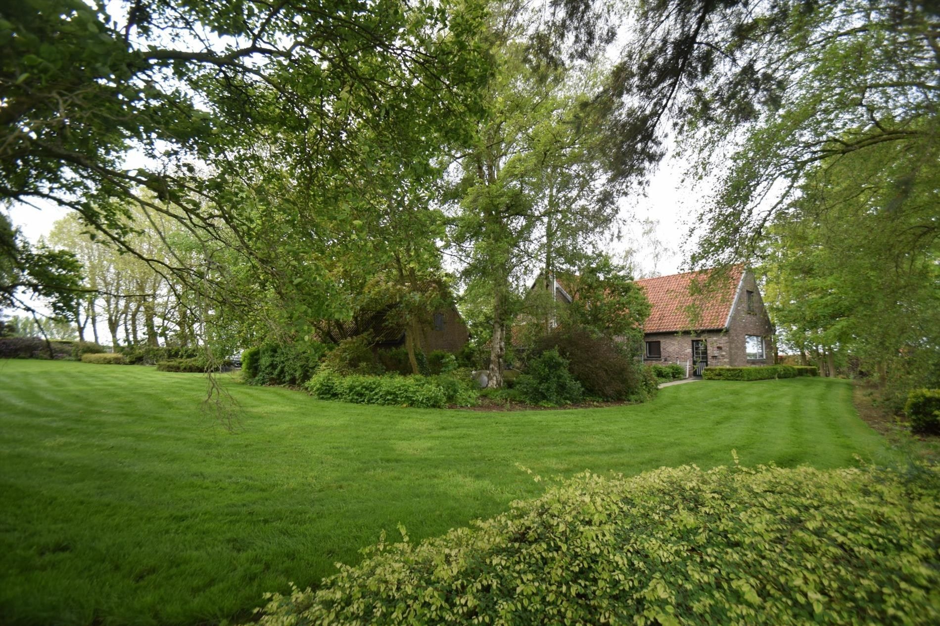 Authentieke hoeve op 3886 m² grond, landelijk gelegen met prachtige tuin. foto 4