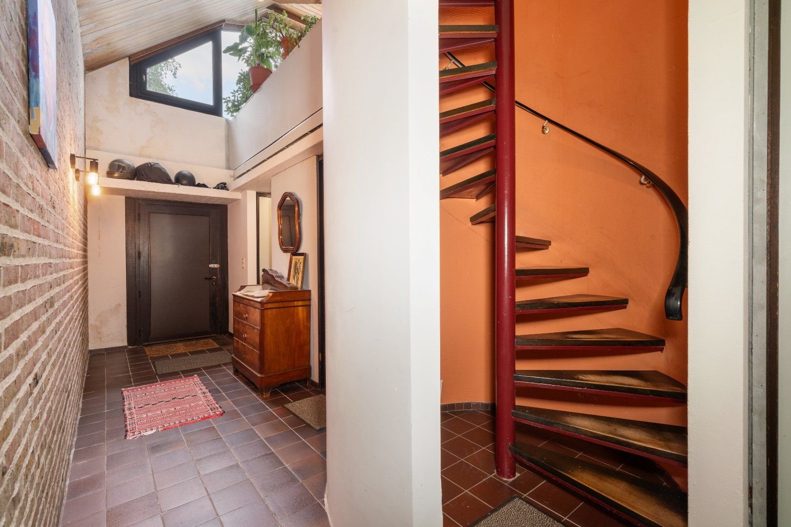 Architecturale woning met garage en ruime tuin! foto 2