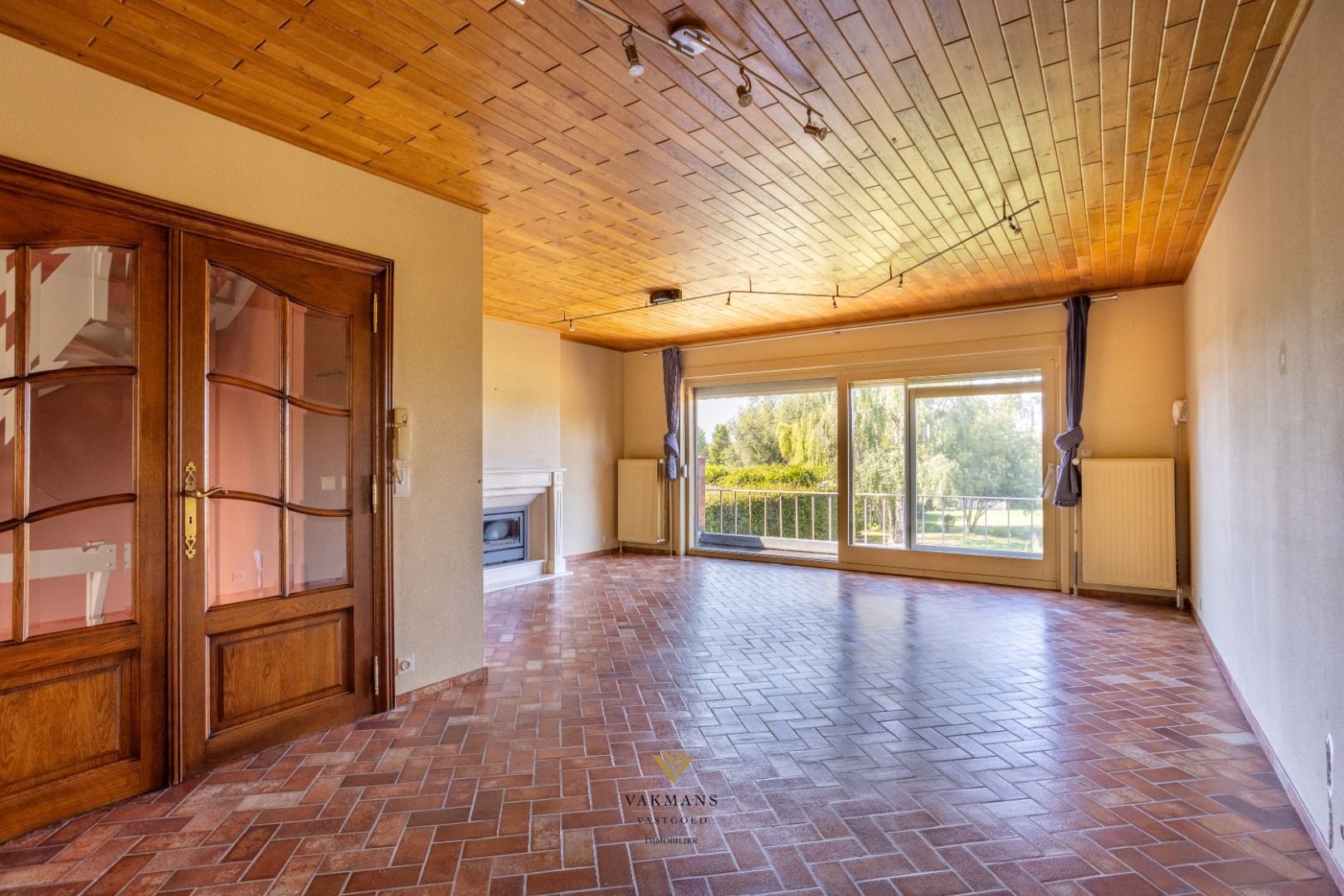 Woning met 3 slaapkamers en grote dubbele garage op prachtige locatie. foto 6