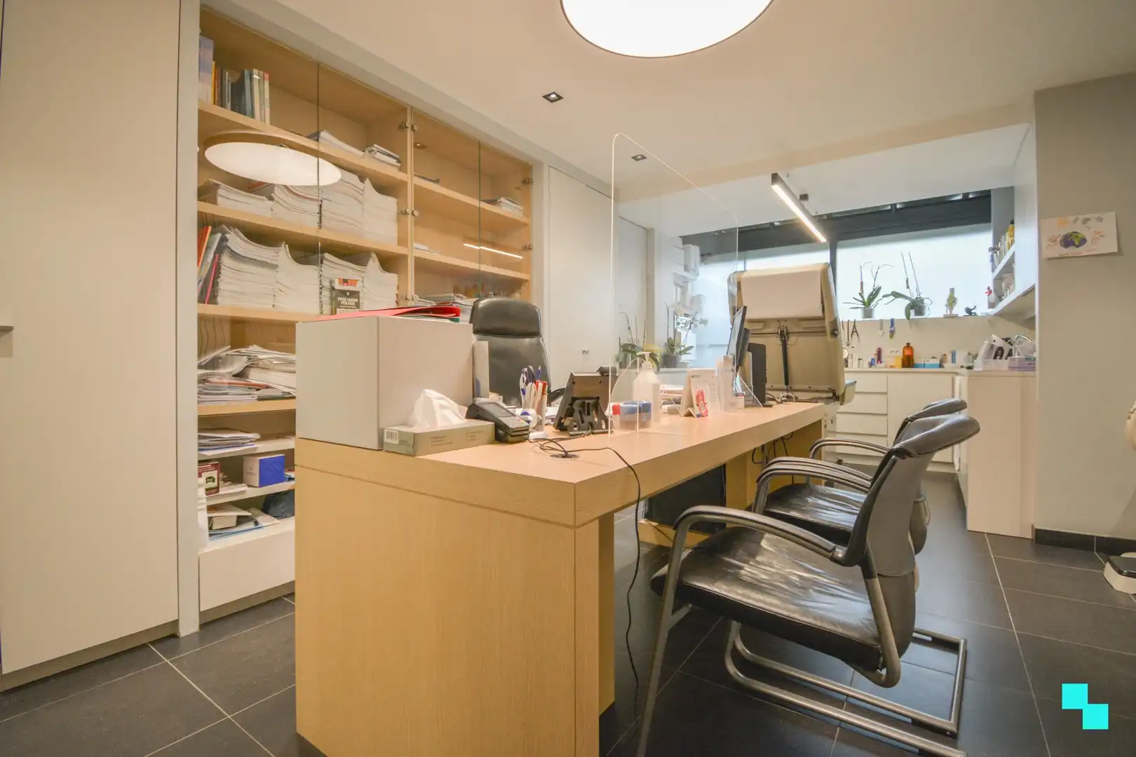 Verrassend ruime HOB met praktijk te Sint-Henricus foto 15