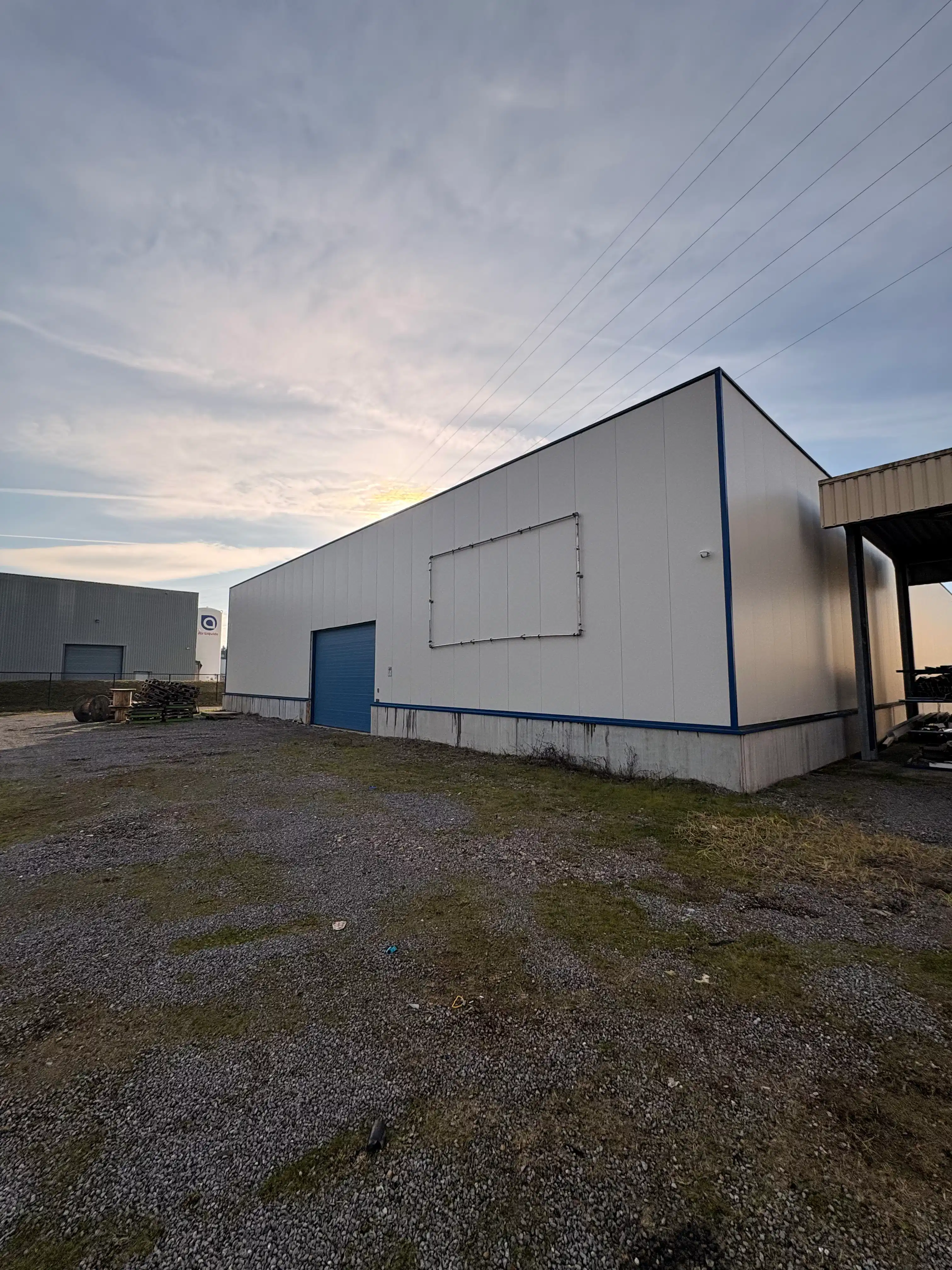 Functionele bedrijfs-/ opslaghal met aparte toegang en beveiliging foto {{pictureIndex}}