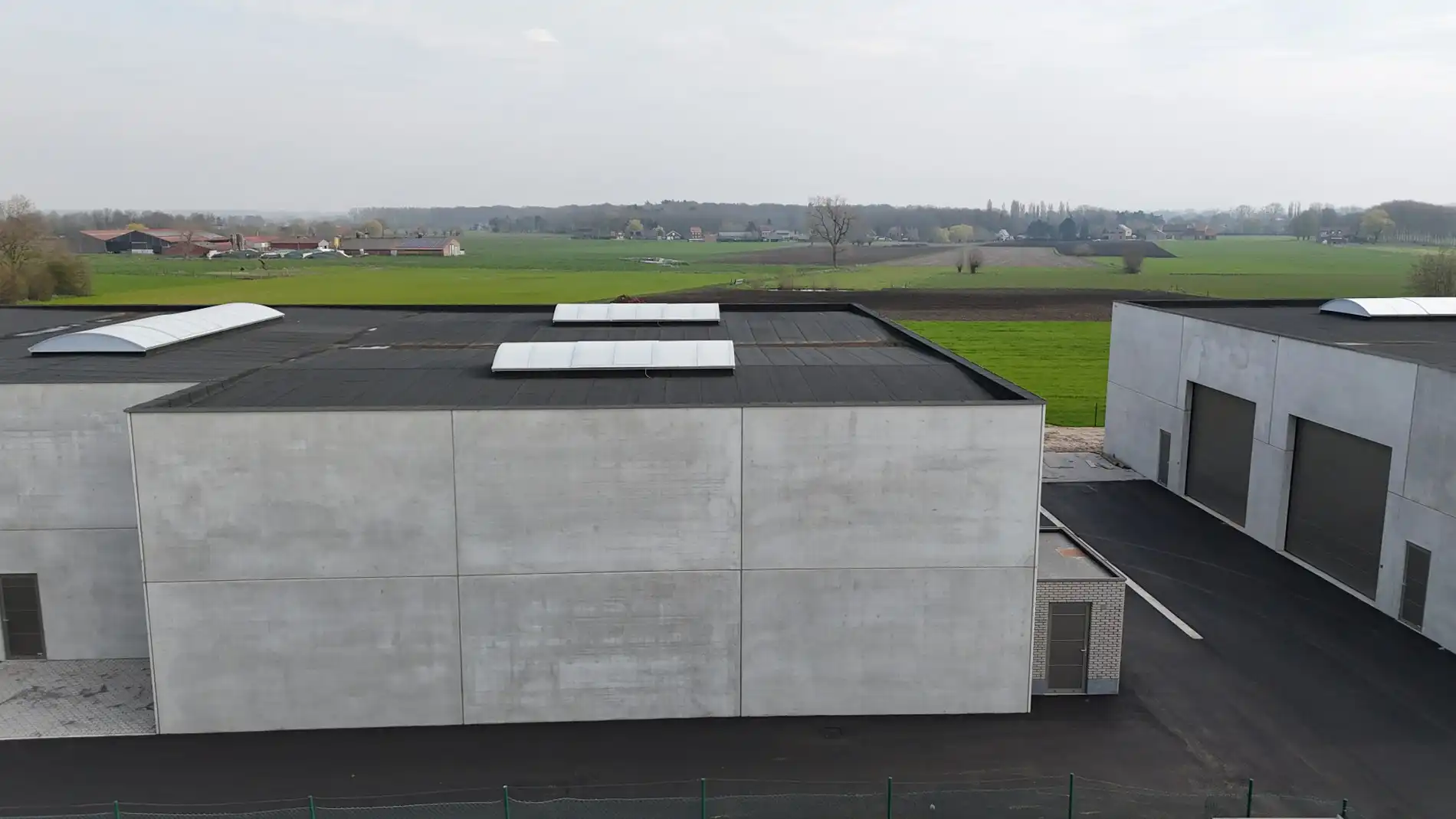 Nieuwbouw loods KMO-UNIT te koop – 326 m² met 1 parkeerplaats inbegrepen op de industriezone te Aartrijke foto {{pictureIndex}}