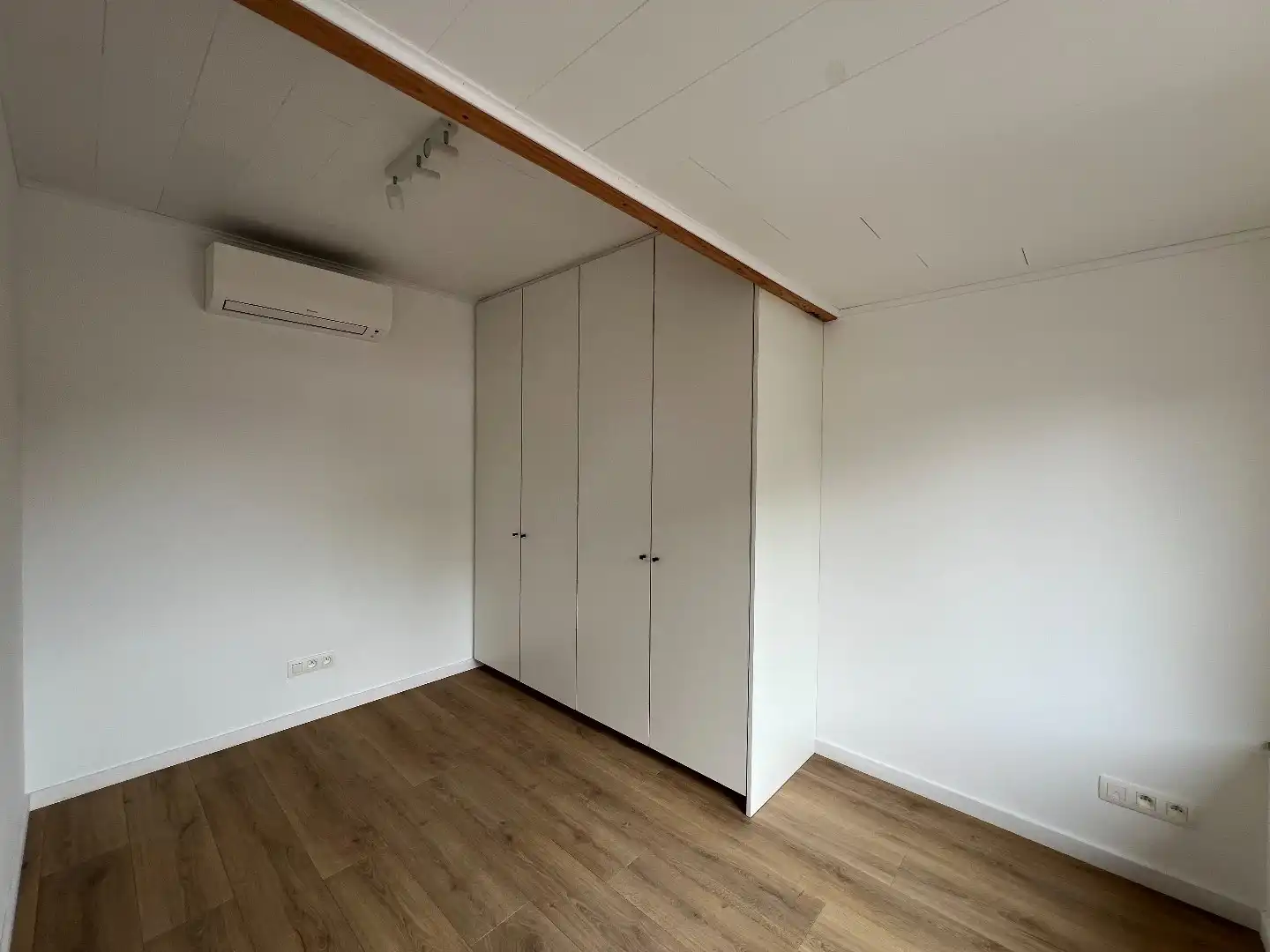 Gezellige, gerenoveerde woning met 2 slaapkamers te Ieper foto 9
