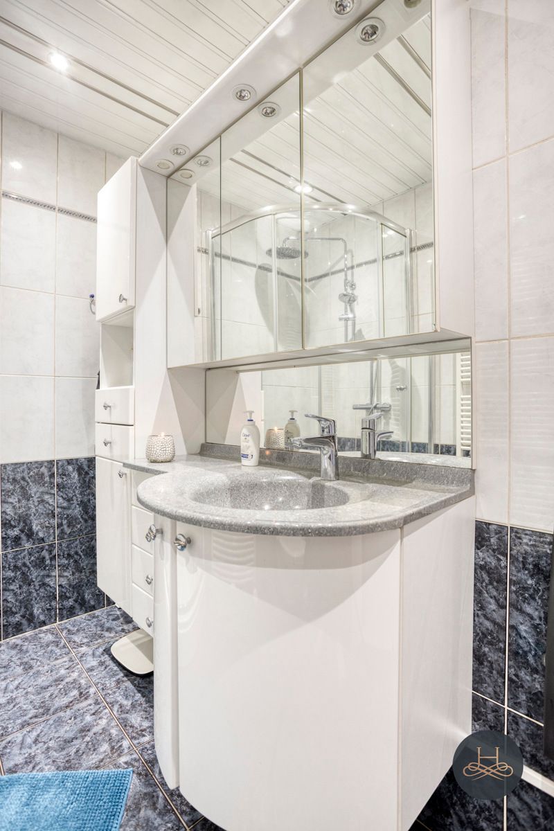 Instapklare ruime woning met tuin, oprit en royale garage foto 15