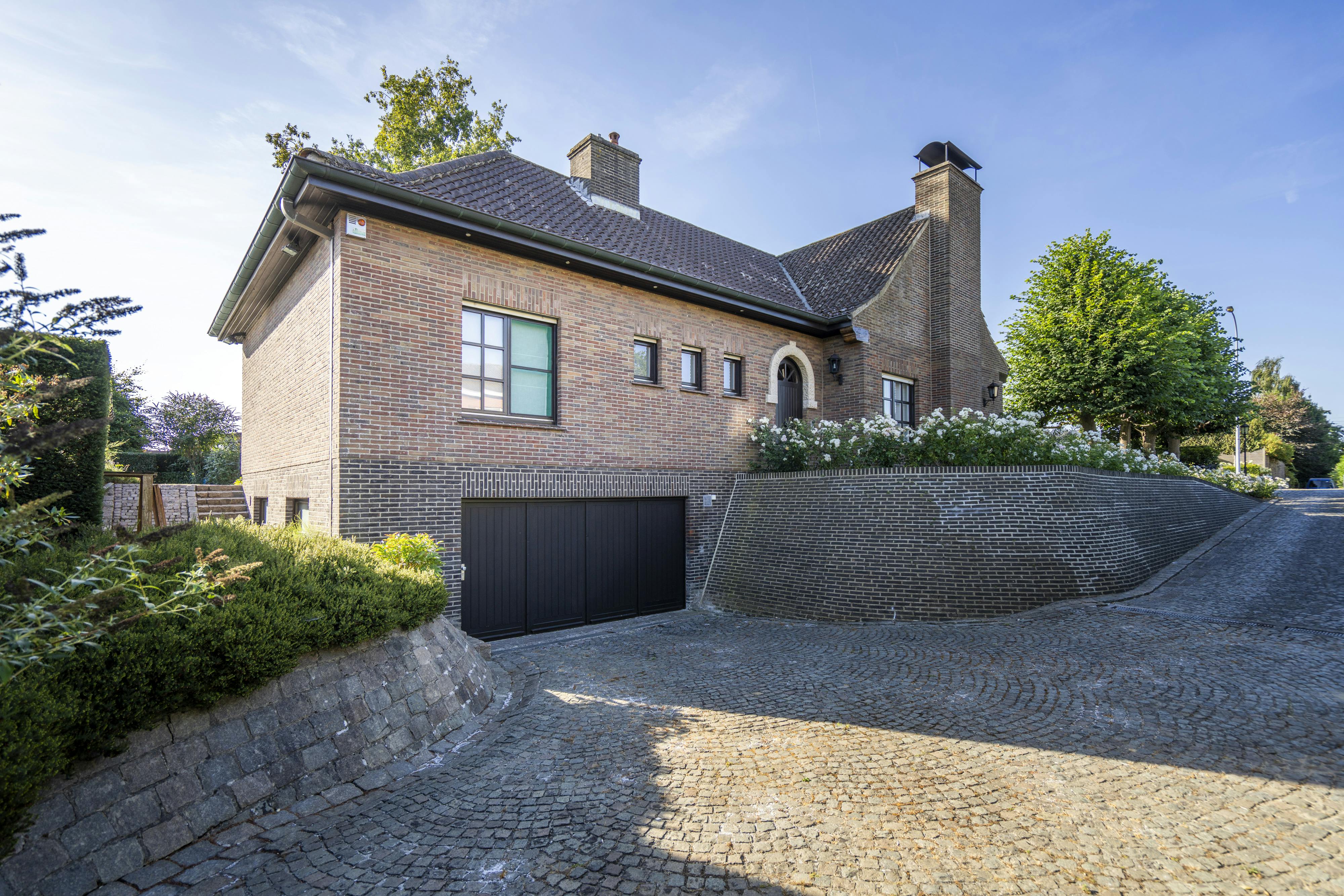 Unieke villa te koop op een rustige ligging in Harelbeke!  foto 4