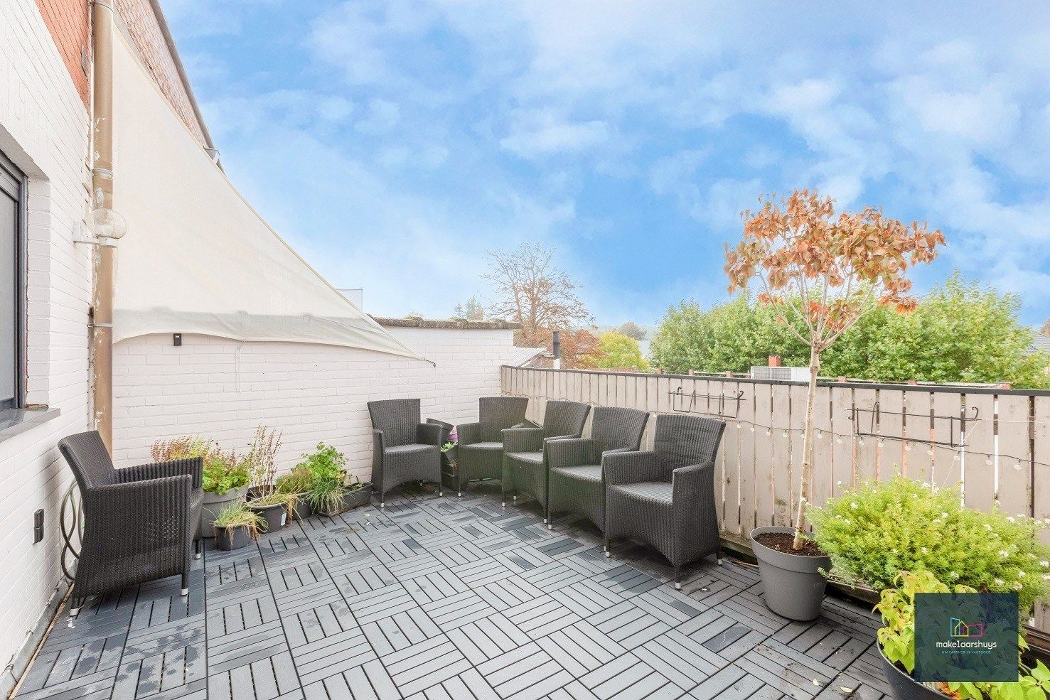 Heel ruime Instapklare woning in rij  met zonneterras en 2 staanplaatsen foto 12