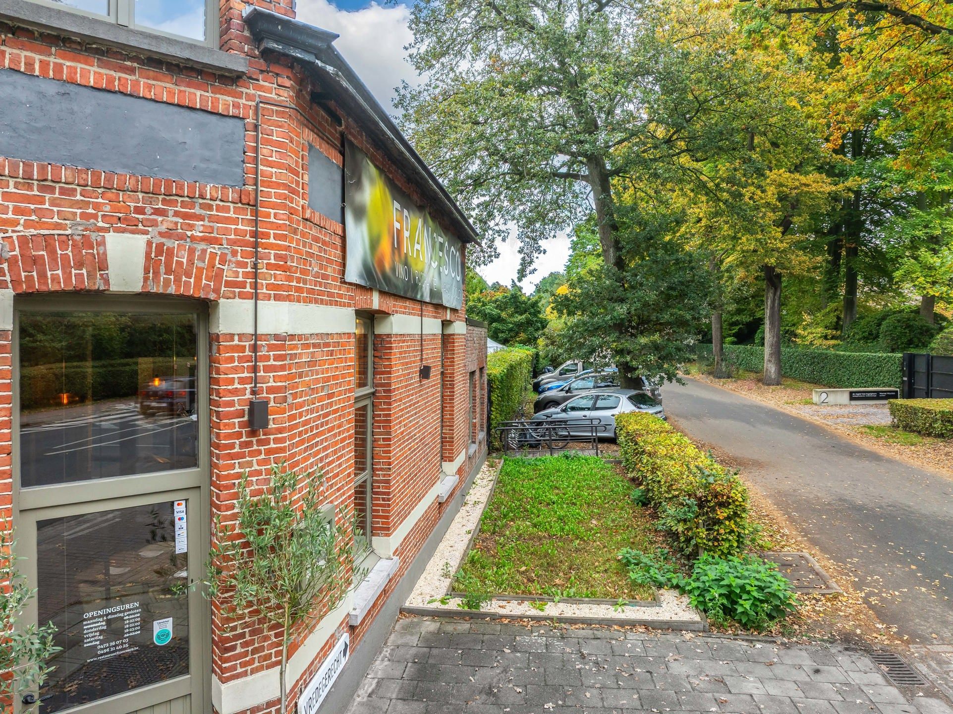 Handelspand met appartement te koop op toplocatie in Kapellen. foto 4